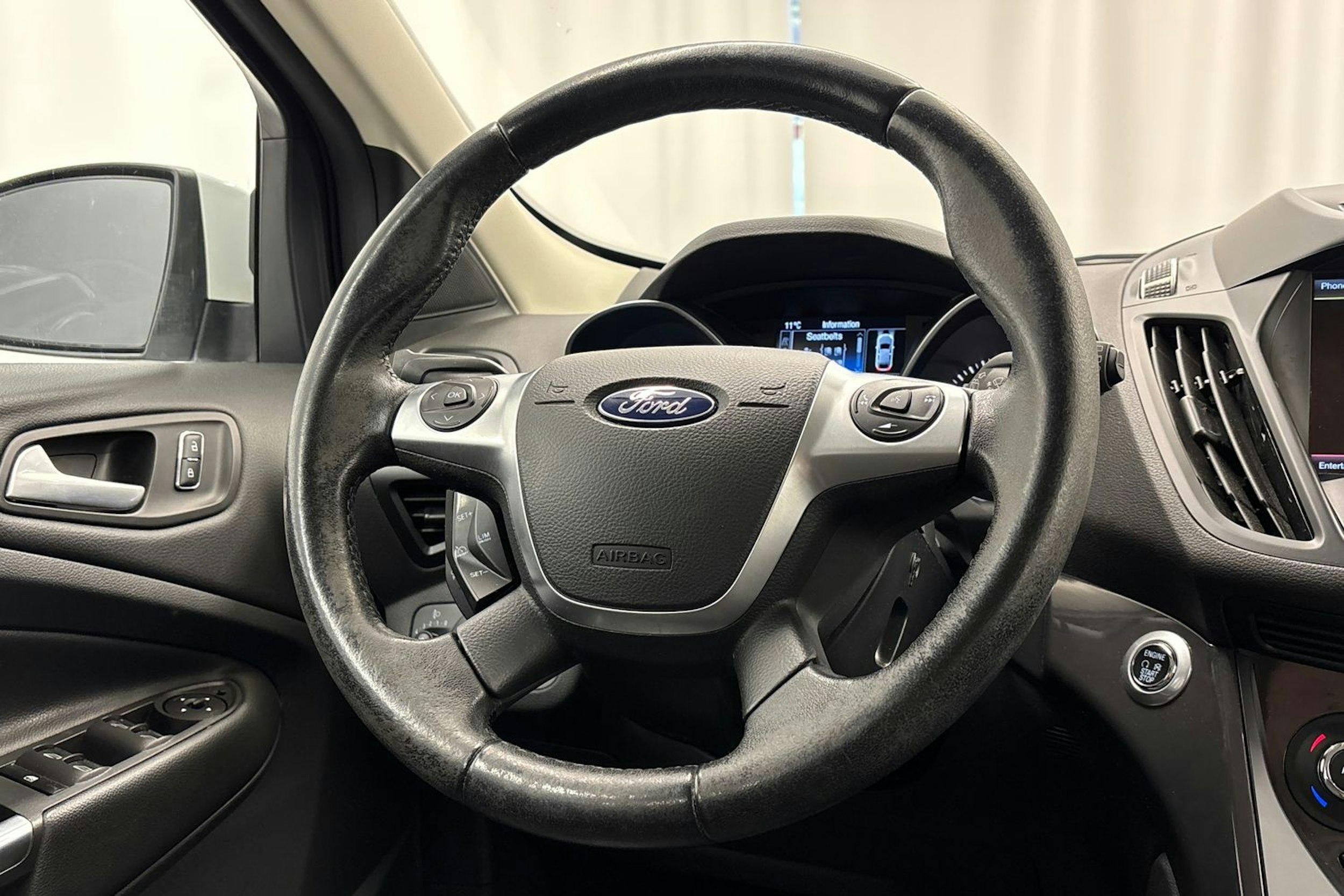 valkoinen Ford Kuga 2016 kuva 15.