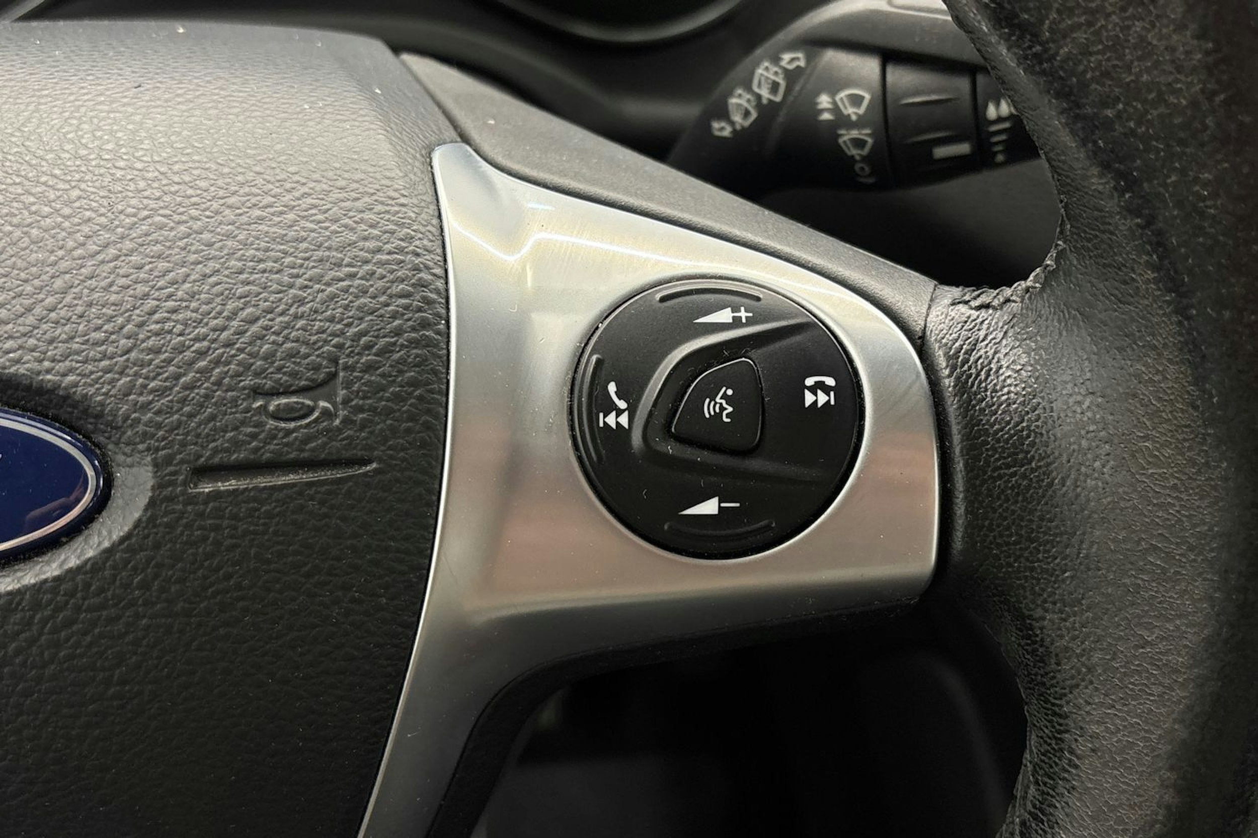 valkoinen Ford Kuga 2016 kuva 17.
