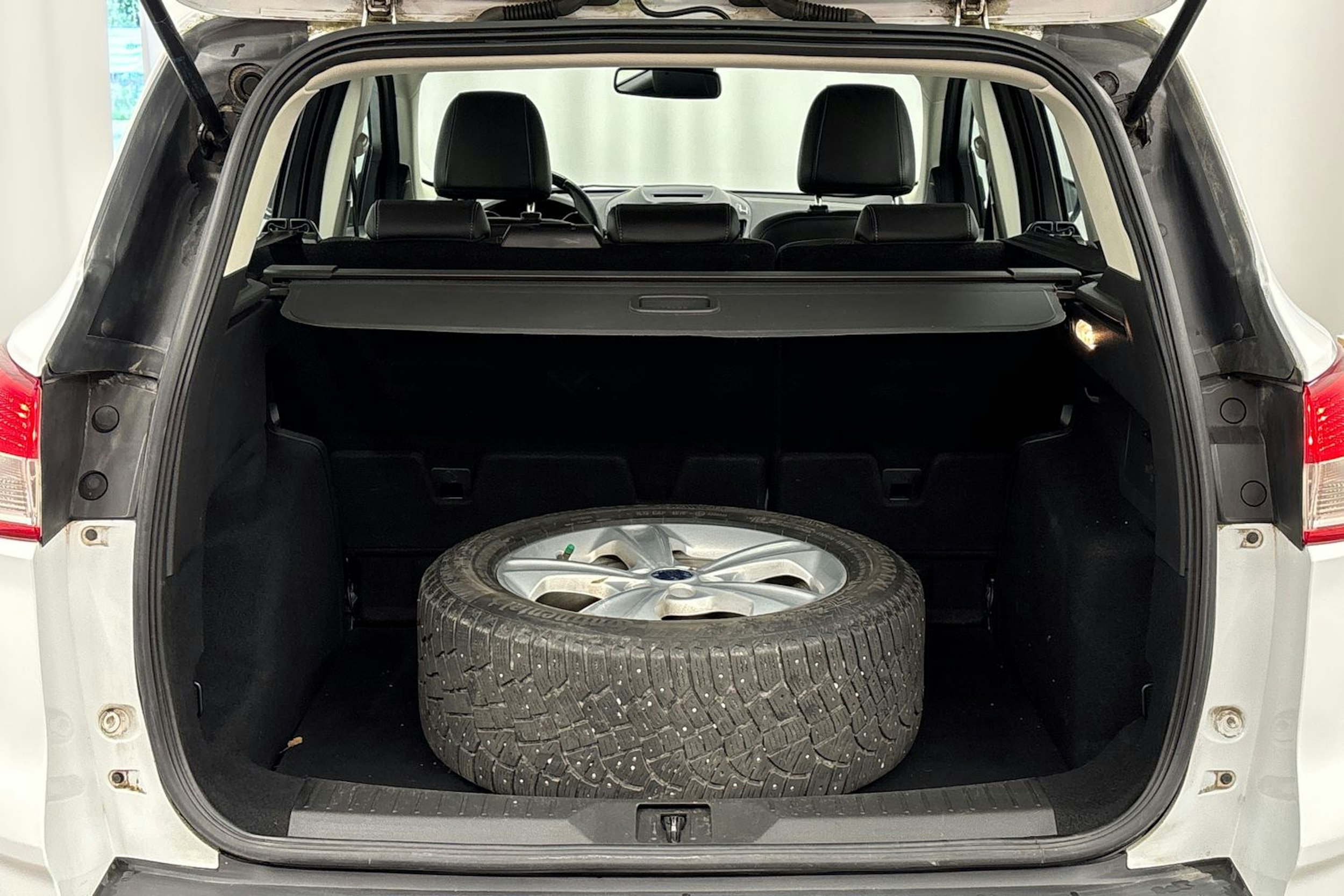 valkoinen Ford Kuga 2016 kuva 20.