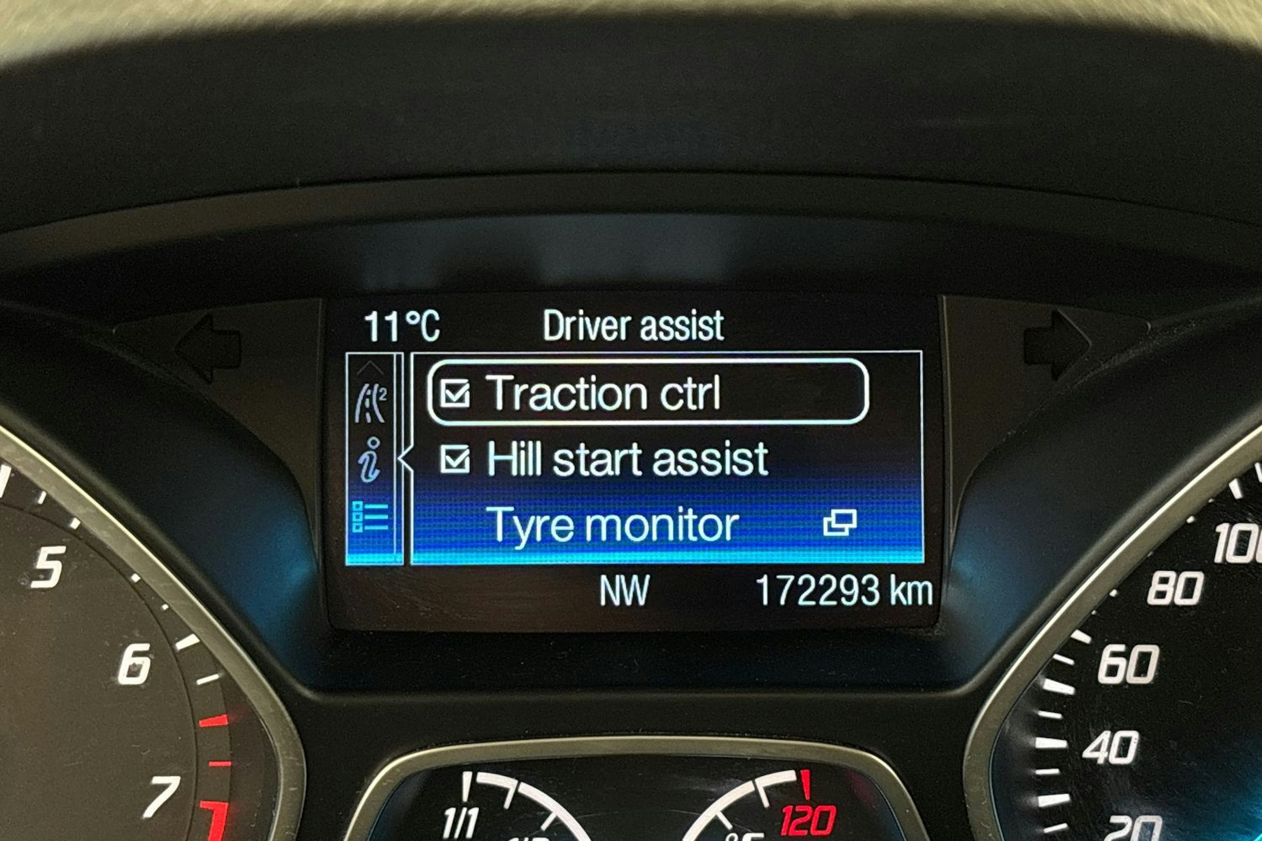 valkoinen Ford Kuga 2016 kuva 23.