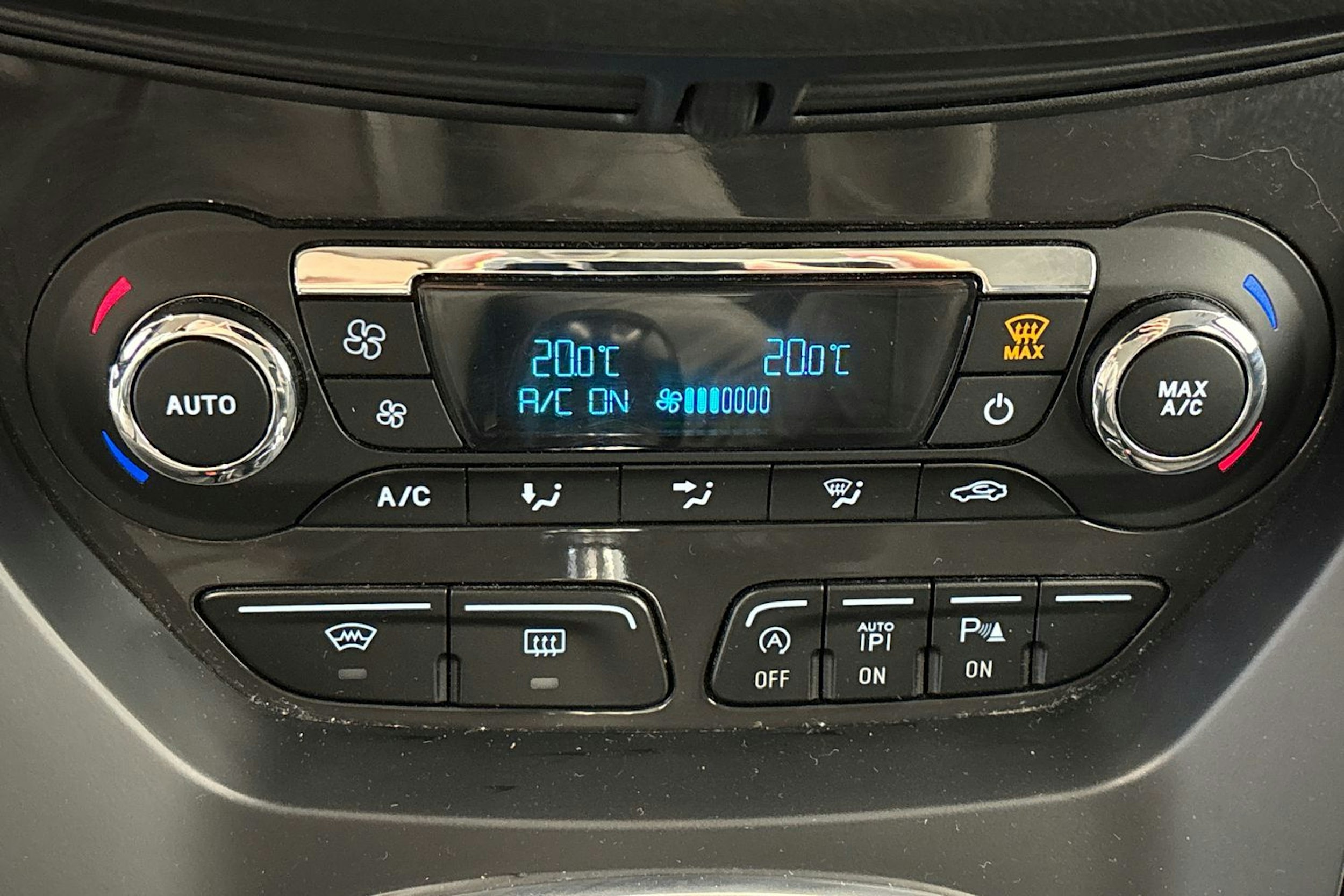 valkoinen Ford Kuga 2016 kuva 24.