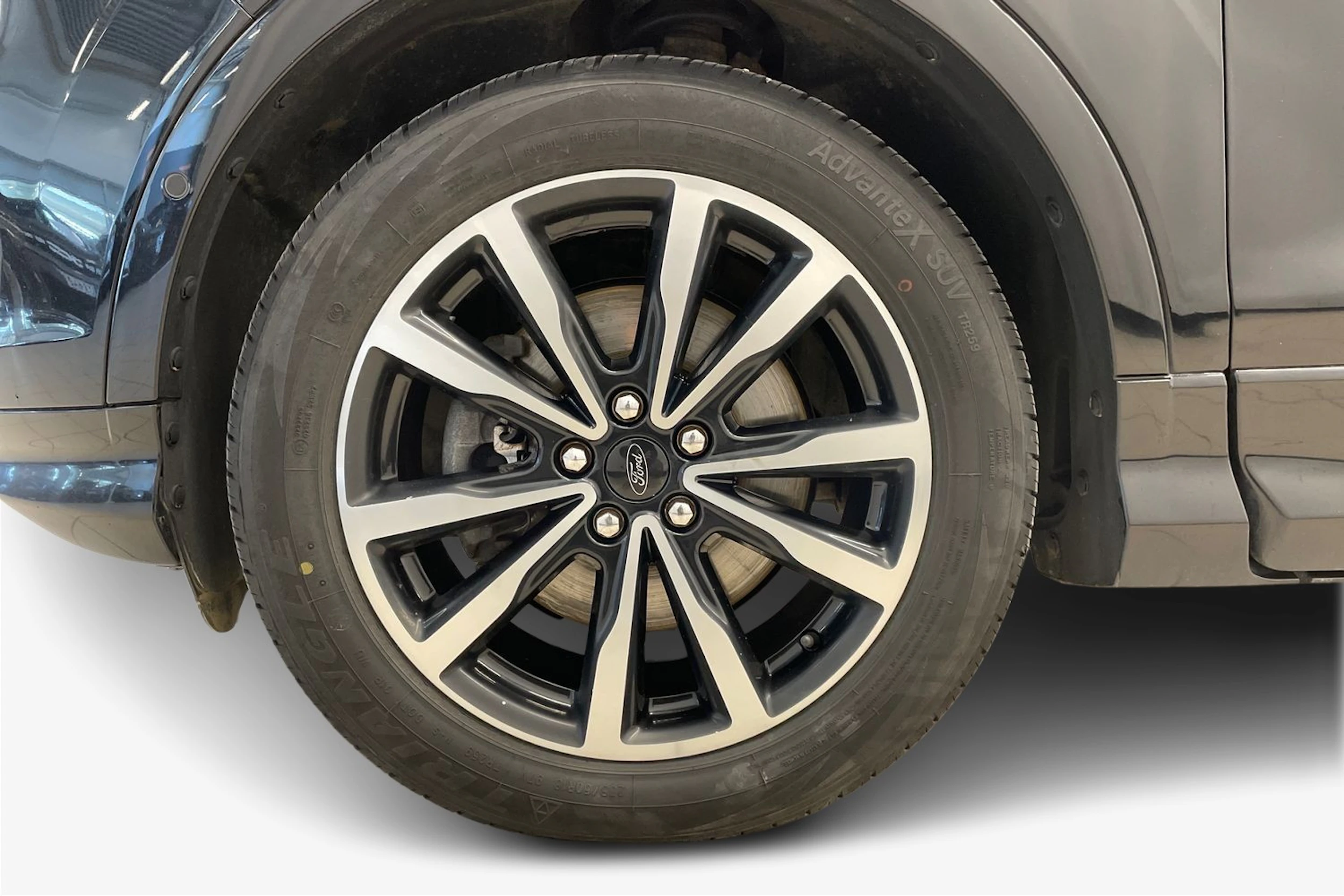 musta Ford Kuga 2017 kuva 12.