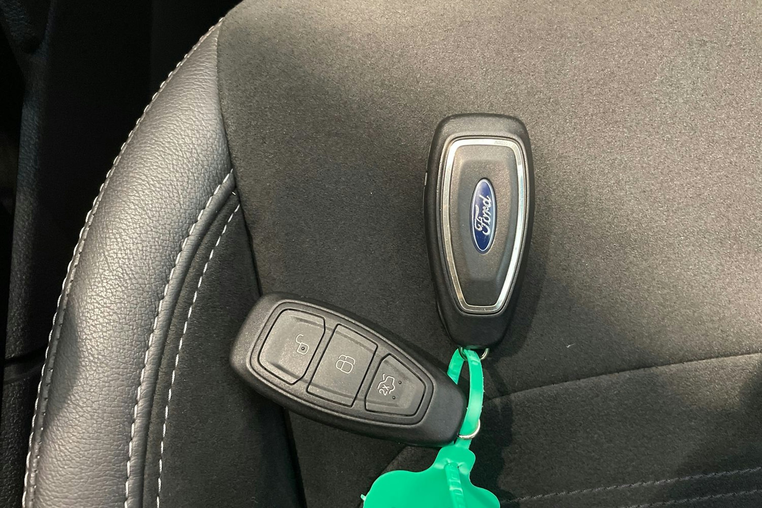 Harmaa Ford Kuga 2017 kuva 14.
