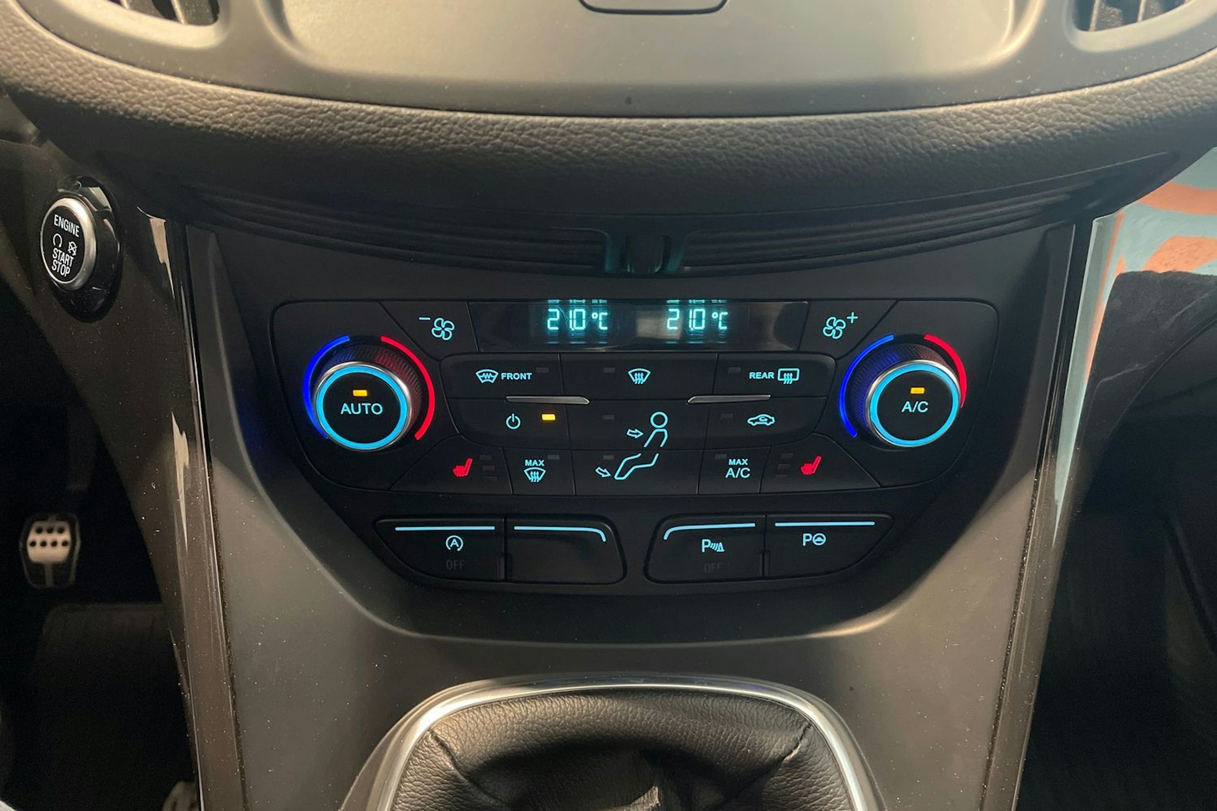 Harmaa Ford Kuga 2017 kuva 16.