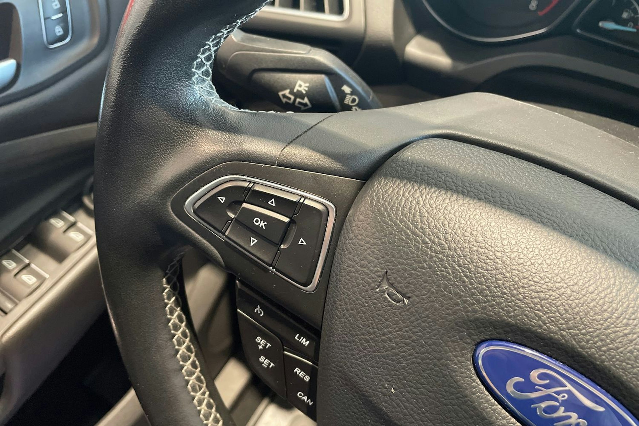 Harmaa Ford Kuga 2017 kuva 17.