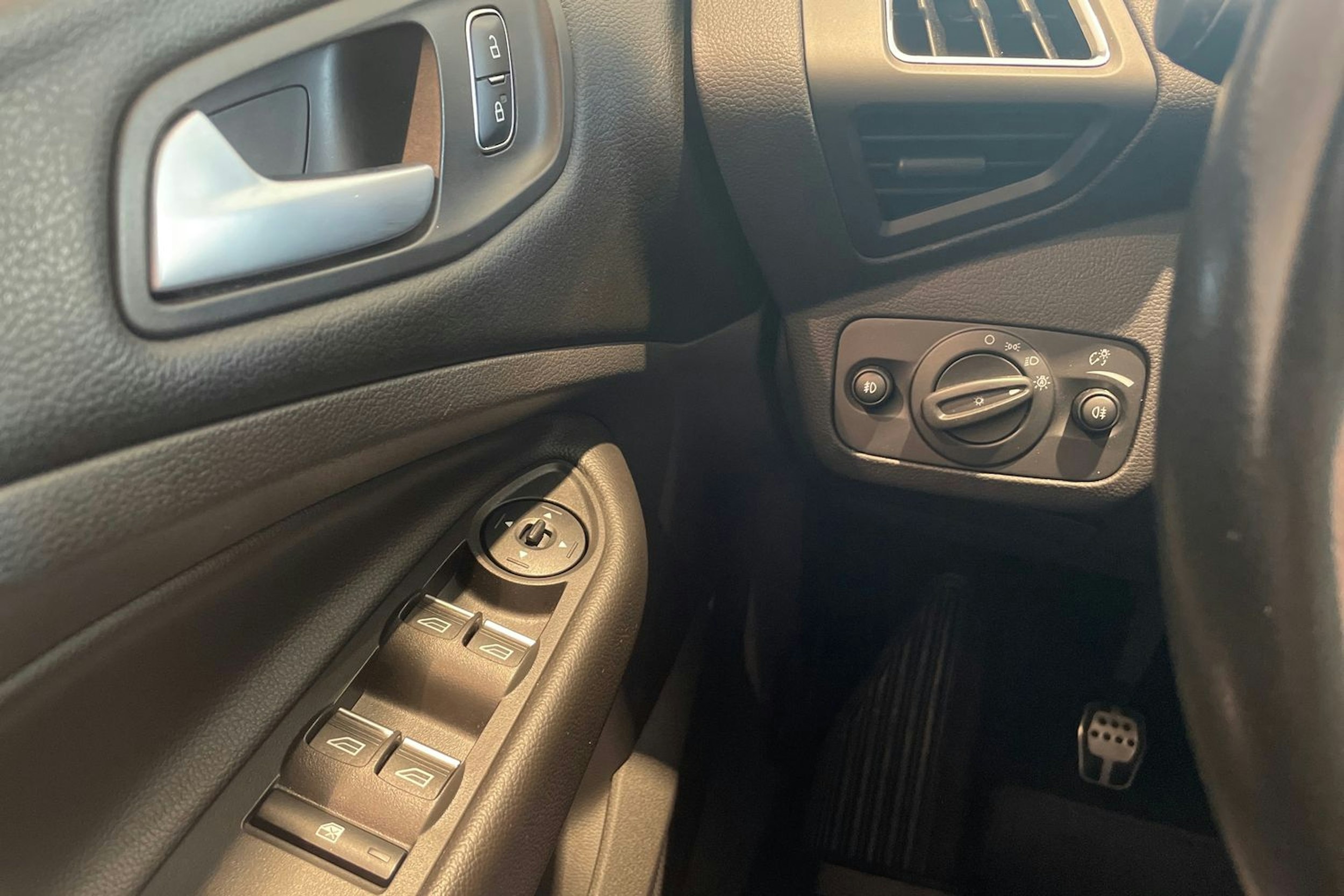 Harmaa Ford Kuga 2017 kuva 19.