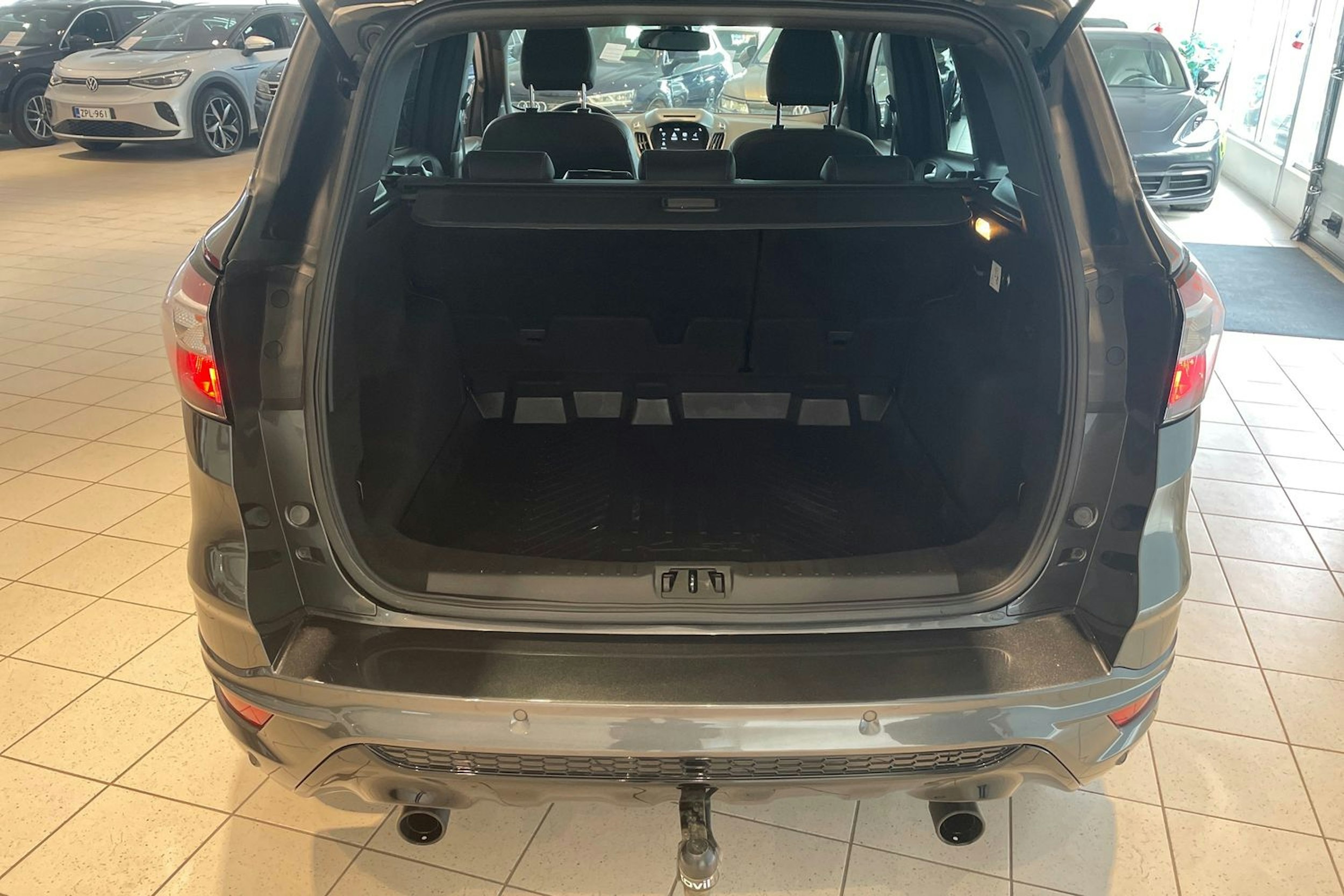 Harmaa Ford Kuga 2017 kuva 23.