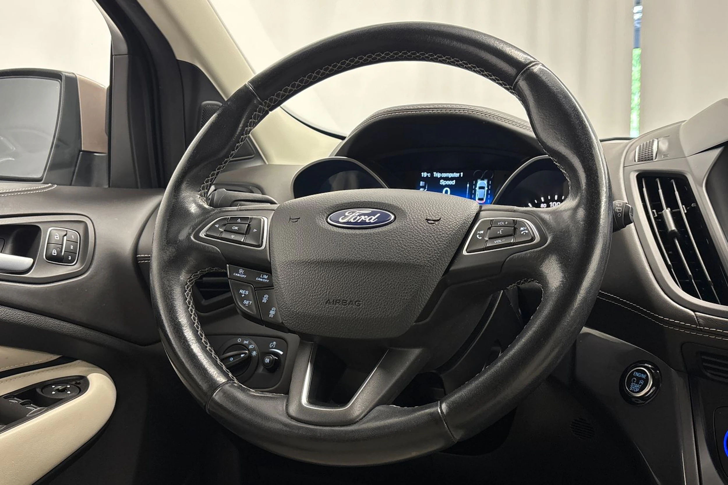 harmaa Ford Kuga 2017 kuva 14.