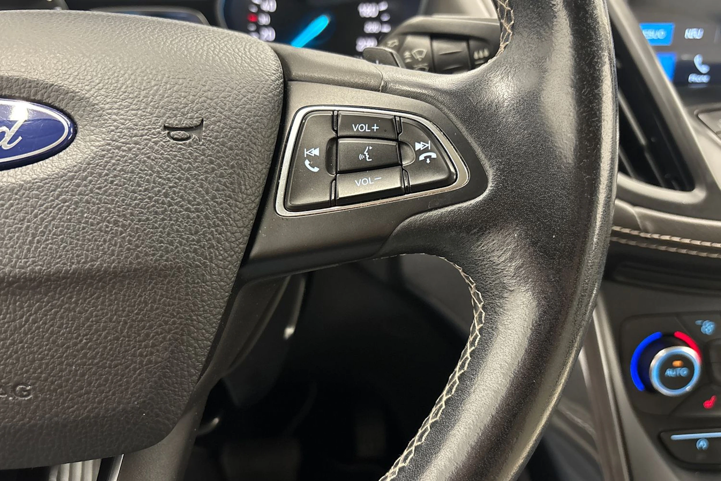 harmaa Ford Kuga 2017 kuva 16.