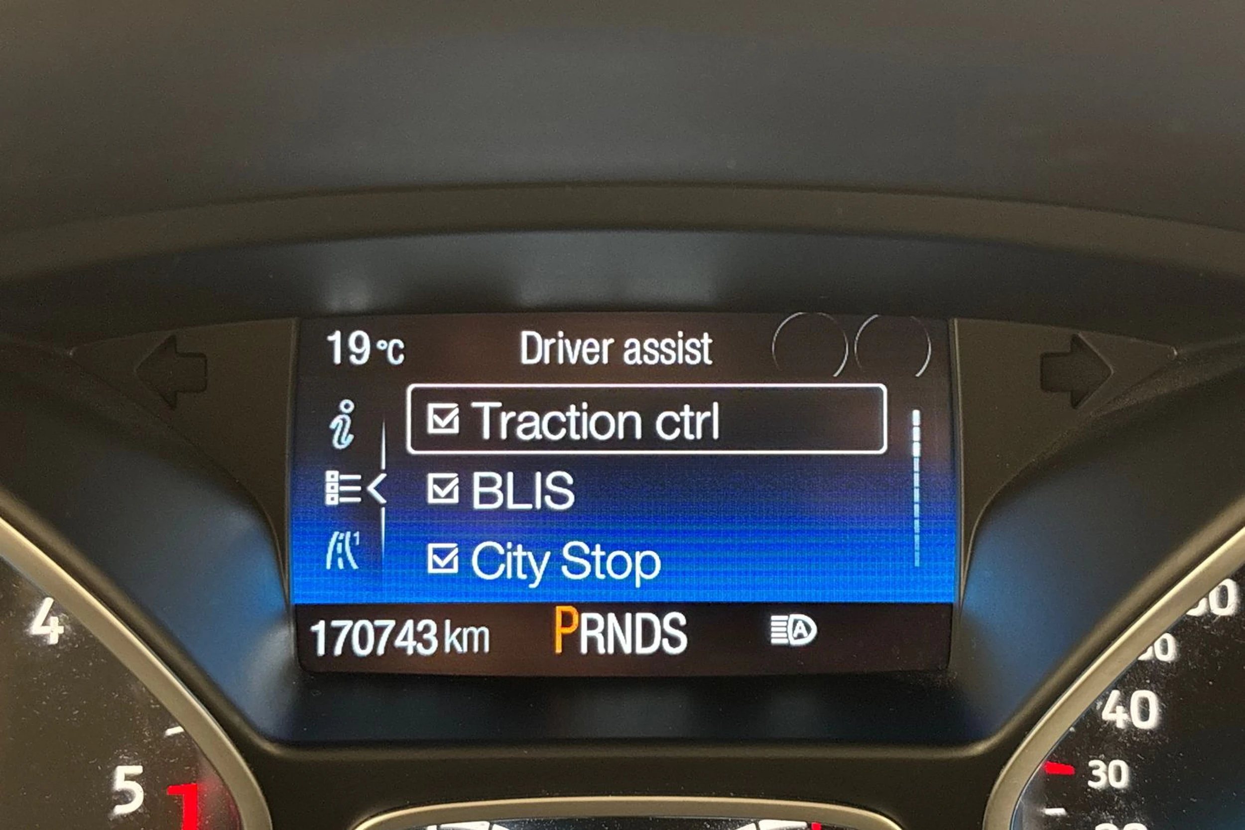 harmaa Ford Kuga 2017 kuva 19.