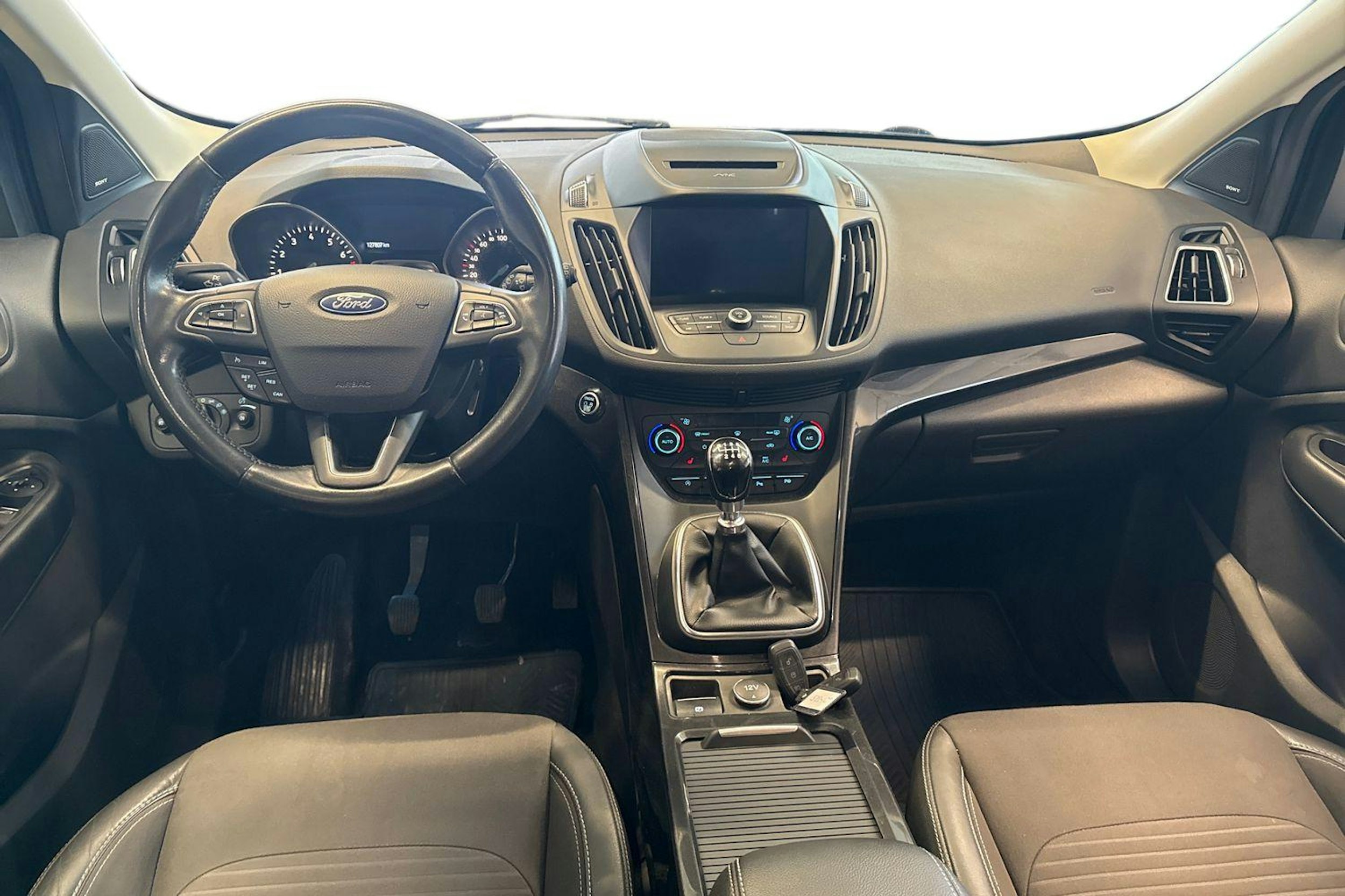 valkoinen Ford Kuga 2017 kuva 9.