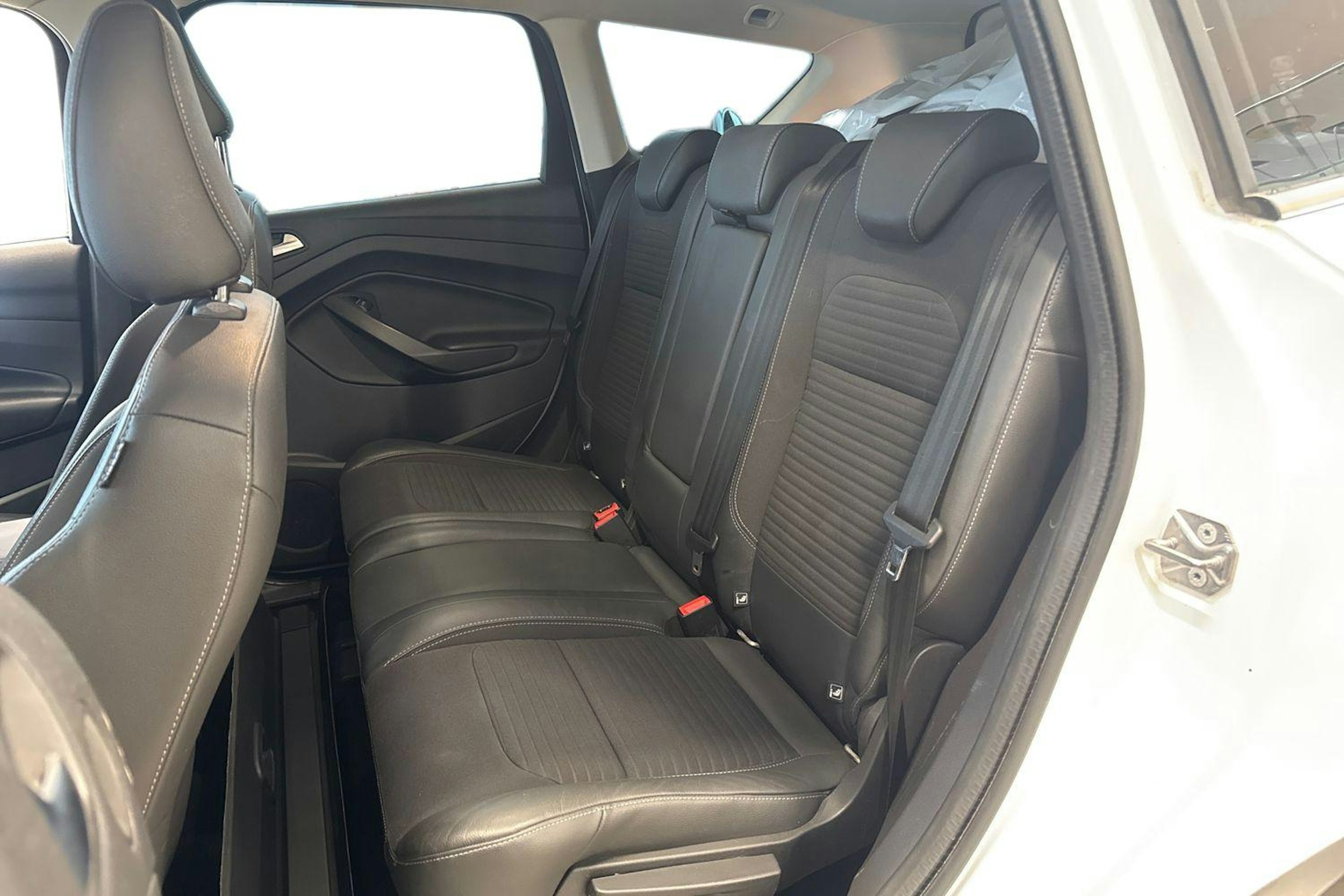 valkoinen Ford Kuga 2017 kuva 10.