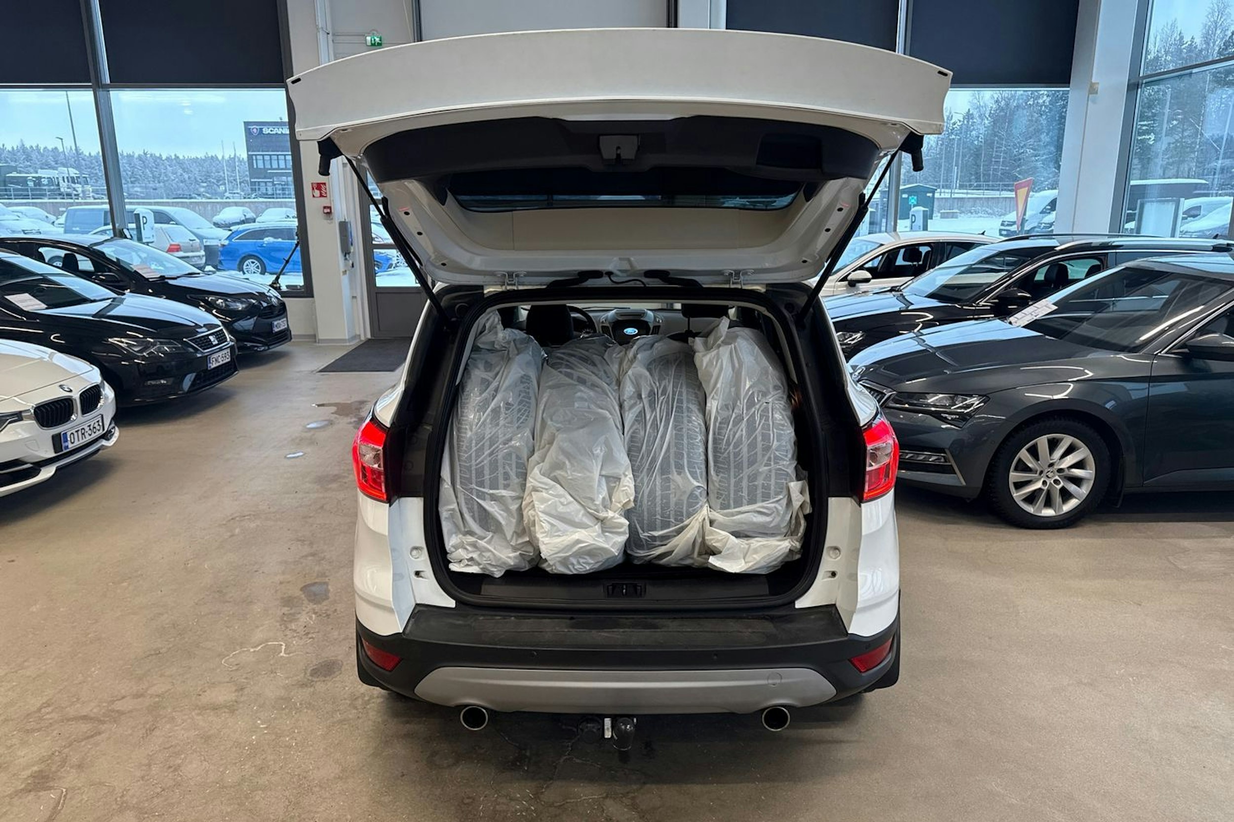 valkoinen Ford Kuga 2017 kuva 14.