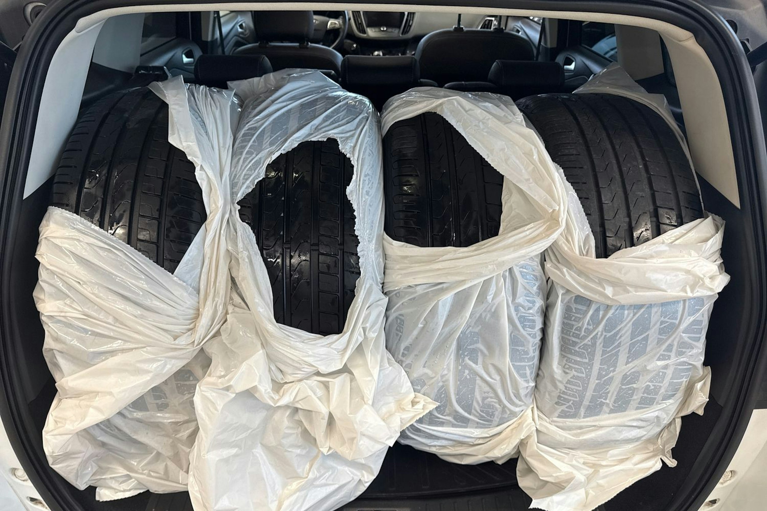 valkoinen Ford Kuga 2017 kuva 15.