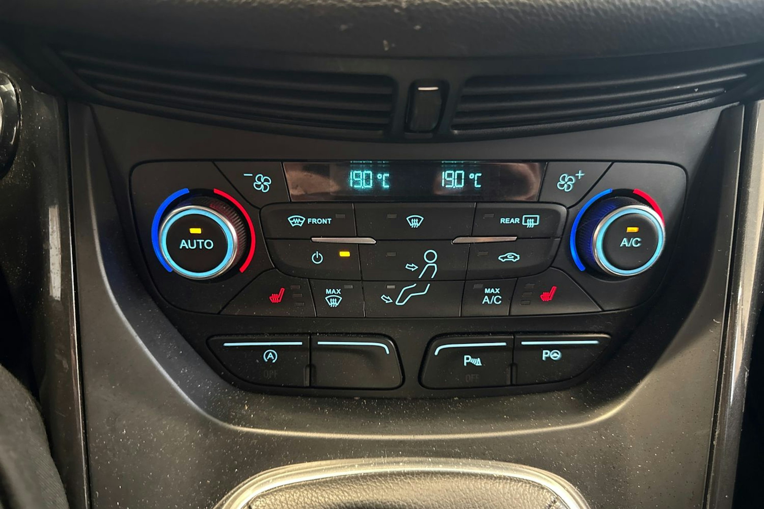 valkoinen Ford Kuga 2017 kuva 26.