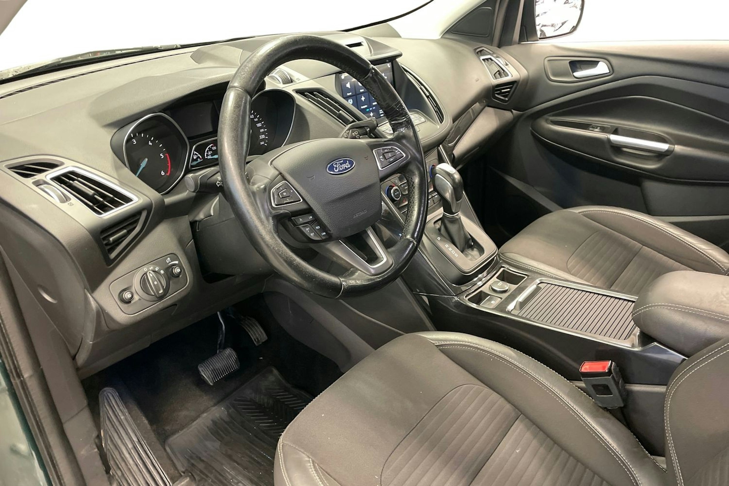 Vihreä Ford Kuga 2017 kuva 7.