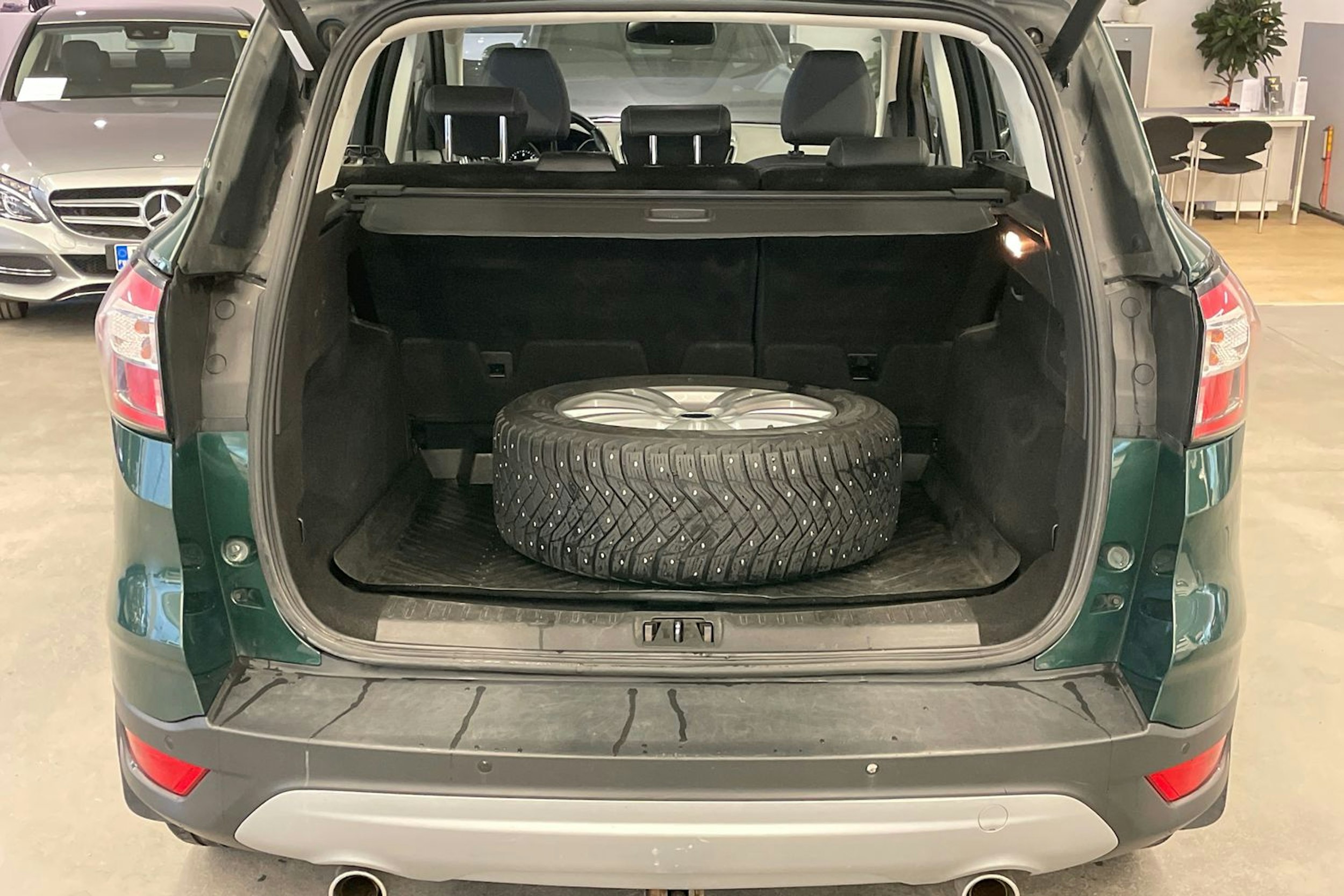 Vihreä Ford Kuga 2017 kuva 14.