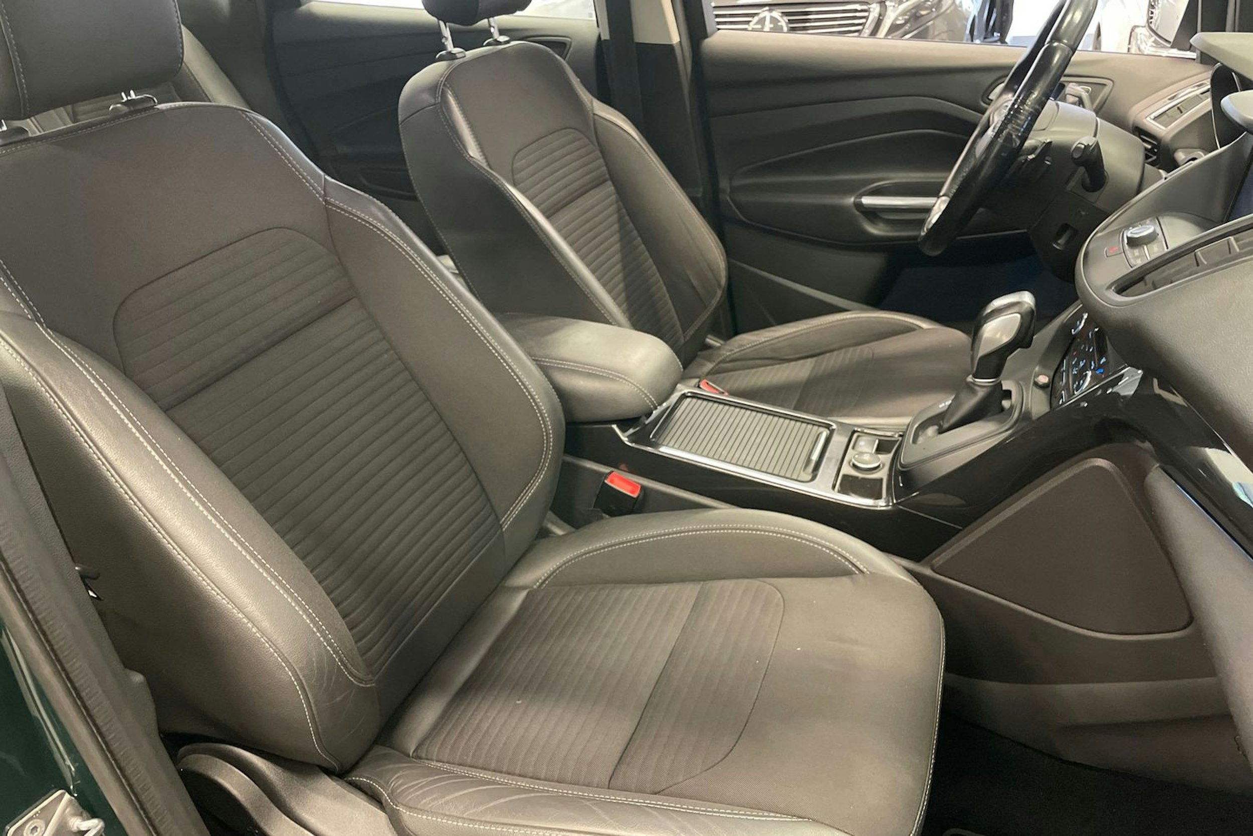 Vihreä Ford Kuga 2017 kuva 21.