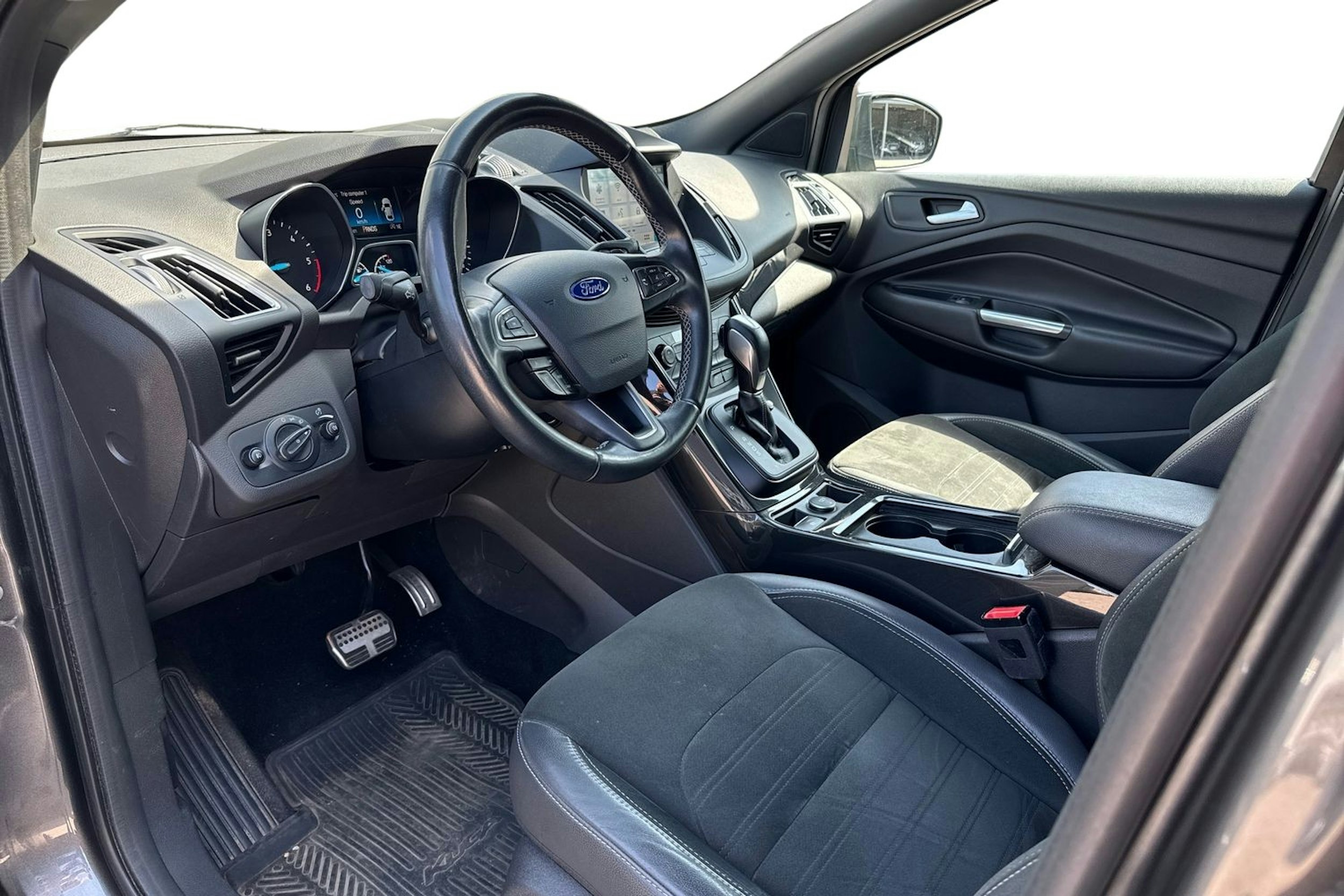 harmaa Ford Kuga 2017 kuva 3.