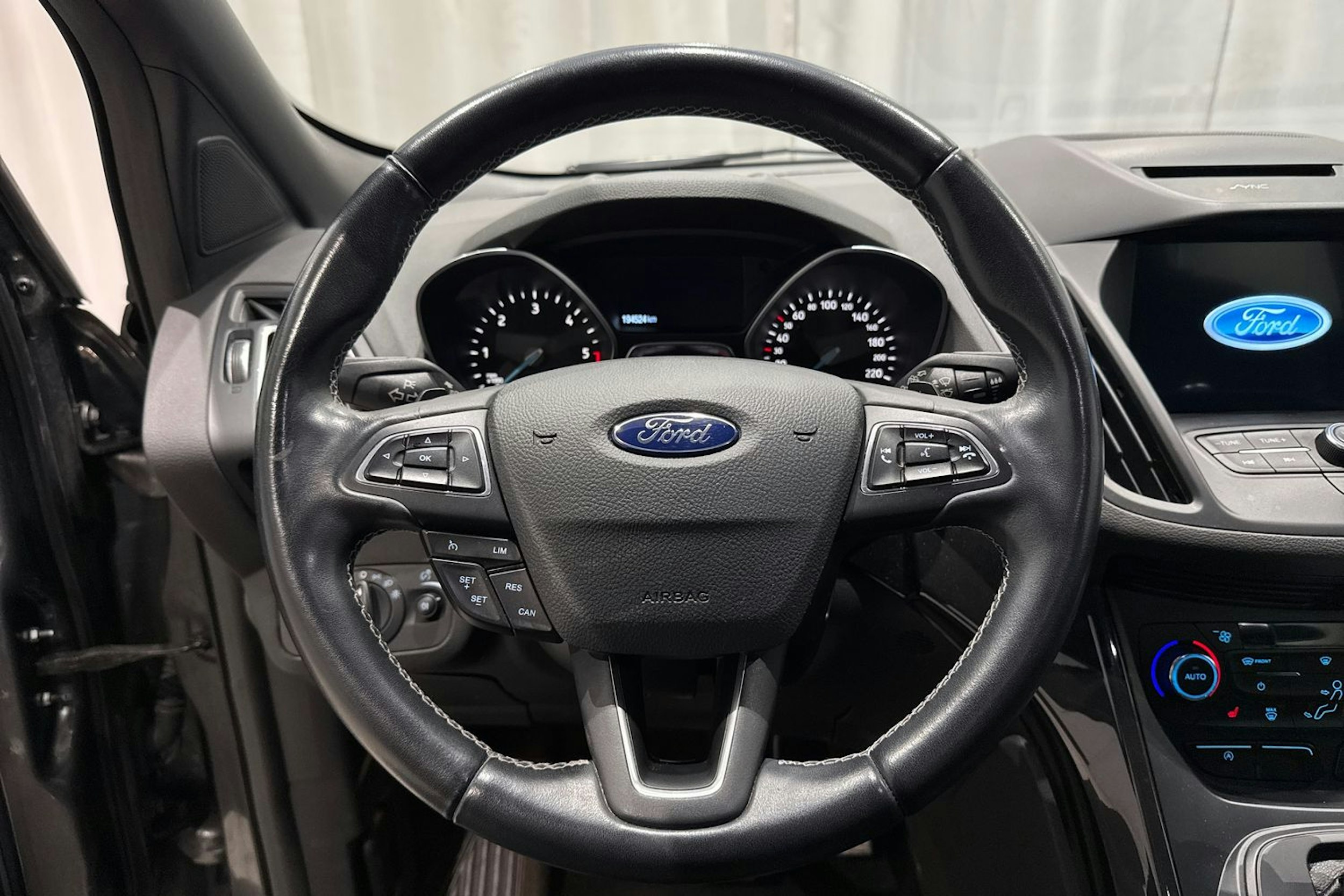 harmaa Ford Kuga 2017 kuva 16.