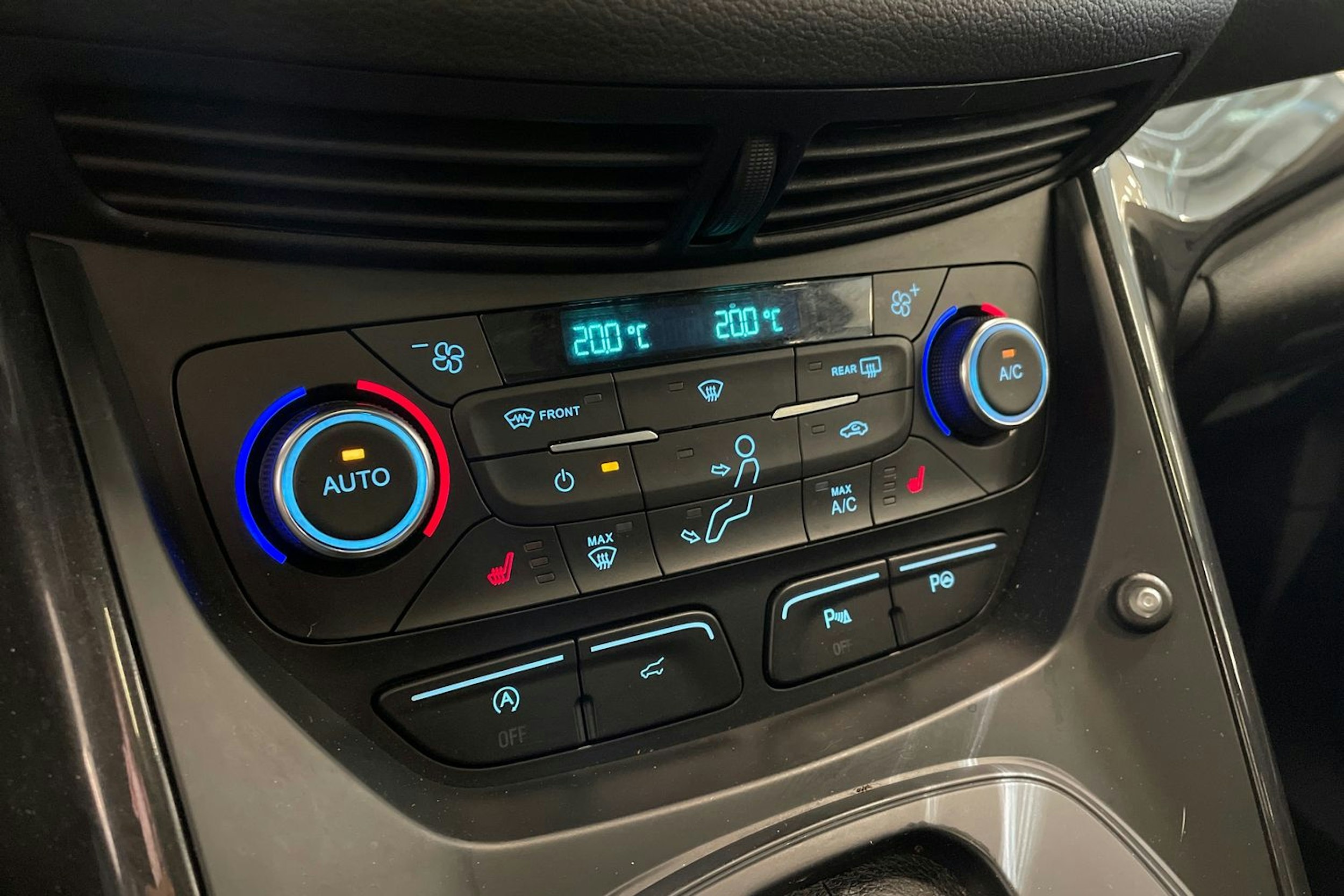 musta Ford Kuga 2018 kuva 18.