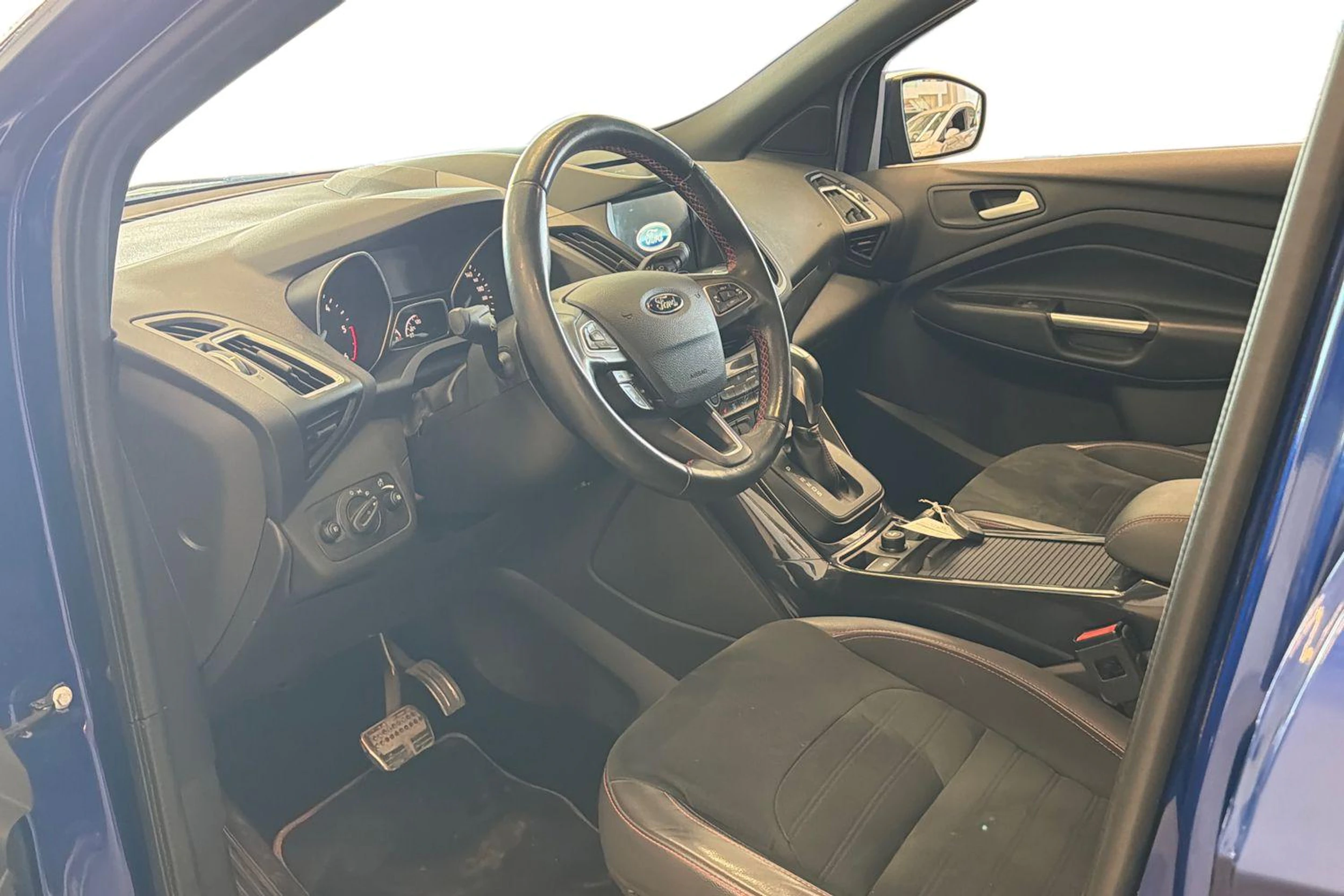Sininen Ford Kuga 2018 kuva 6.