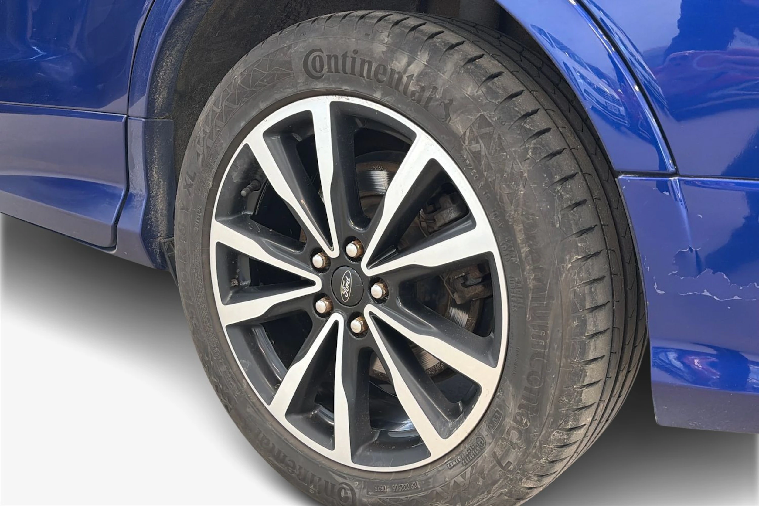 Sininen Ford Kuga 2018 kuva 9.