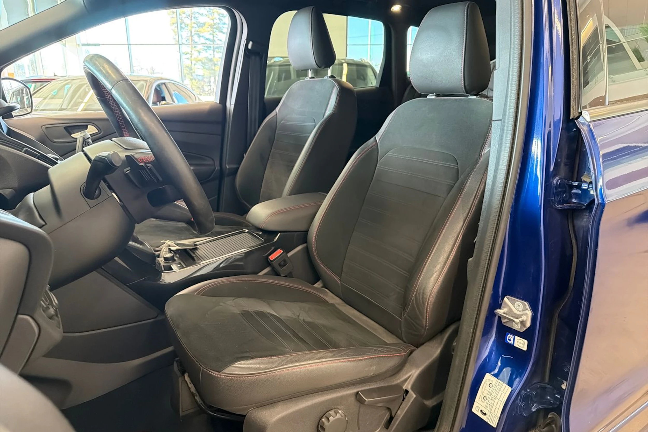 Sininen Ford Kuga 2018 kuva 11.