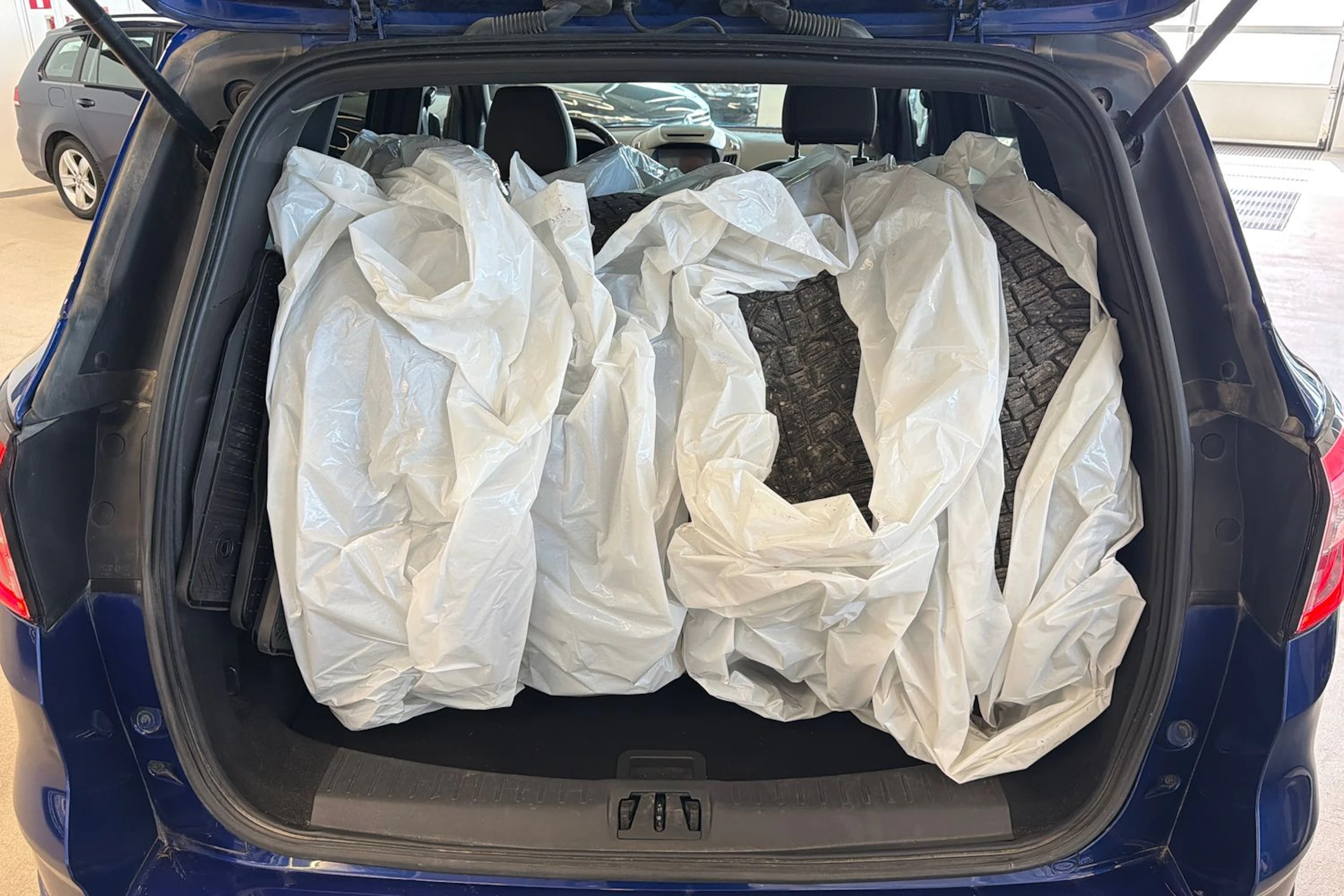 Sininen Ford Kuga 2018 kuva 12.