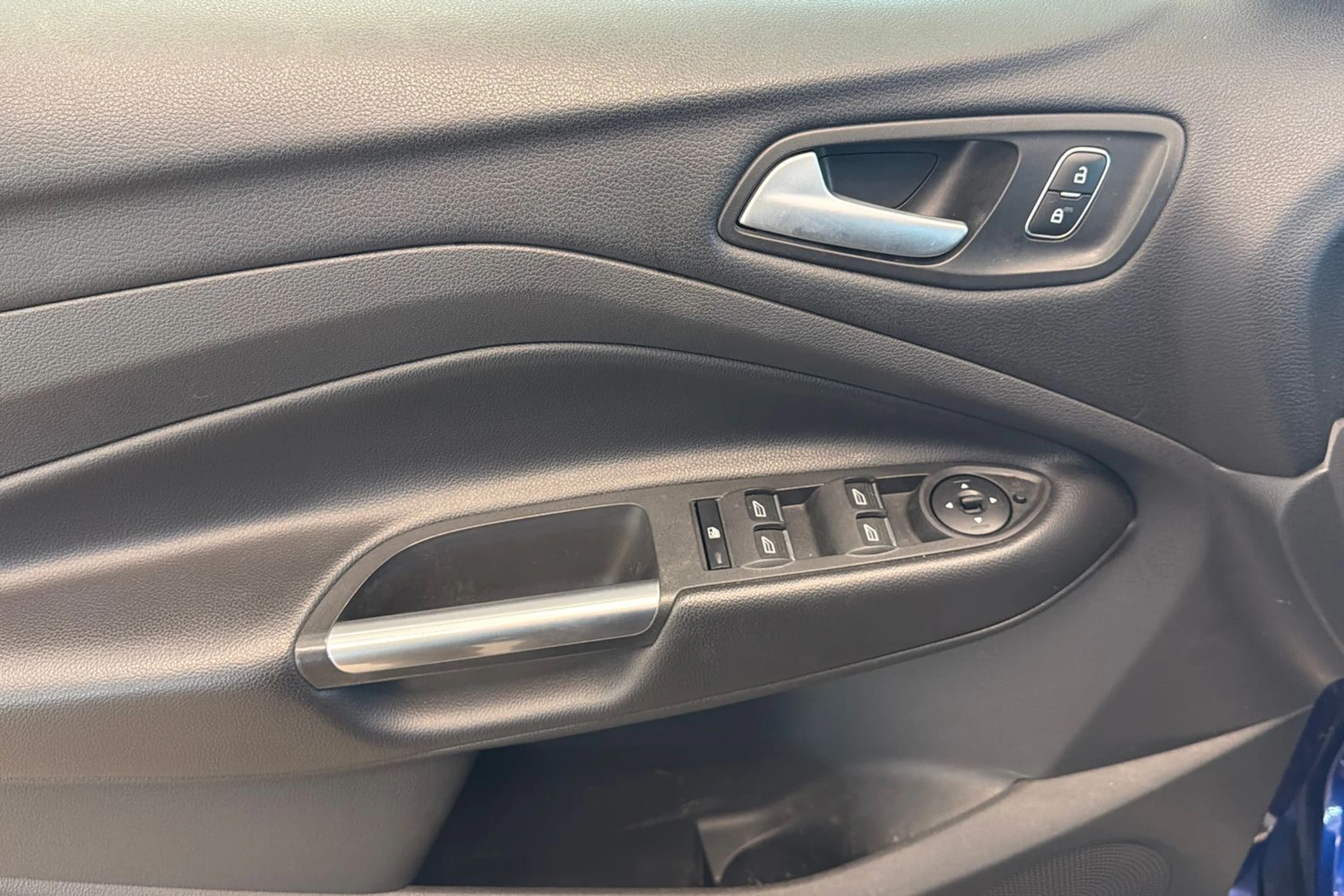 Sininen Ford Kuga 2018 kuva 13.