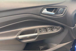 Sininen Ford Kuga 2018 kuva 13.