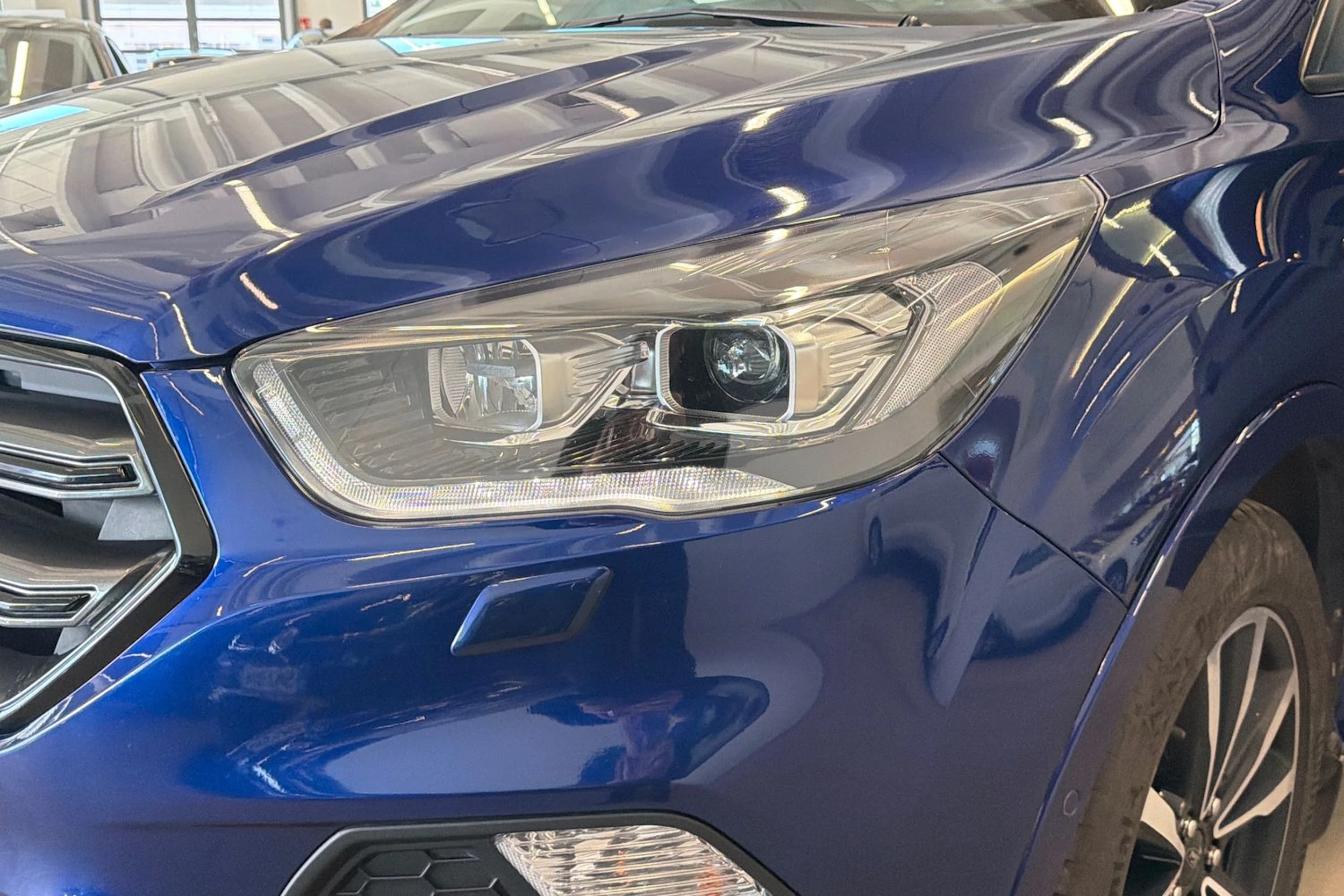 Sininen Ford Kuga 2018 kuva 15.