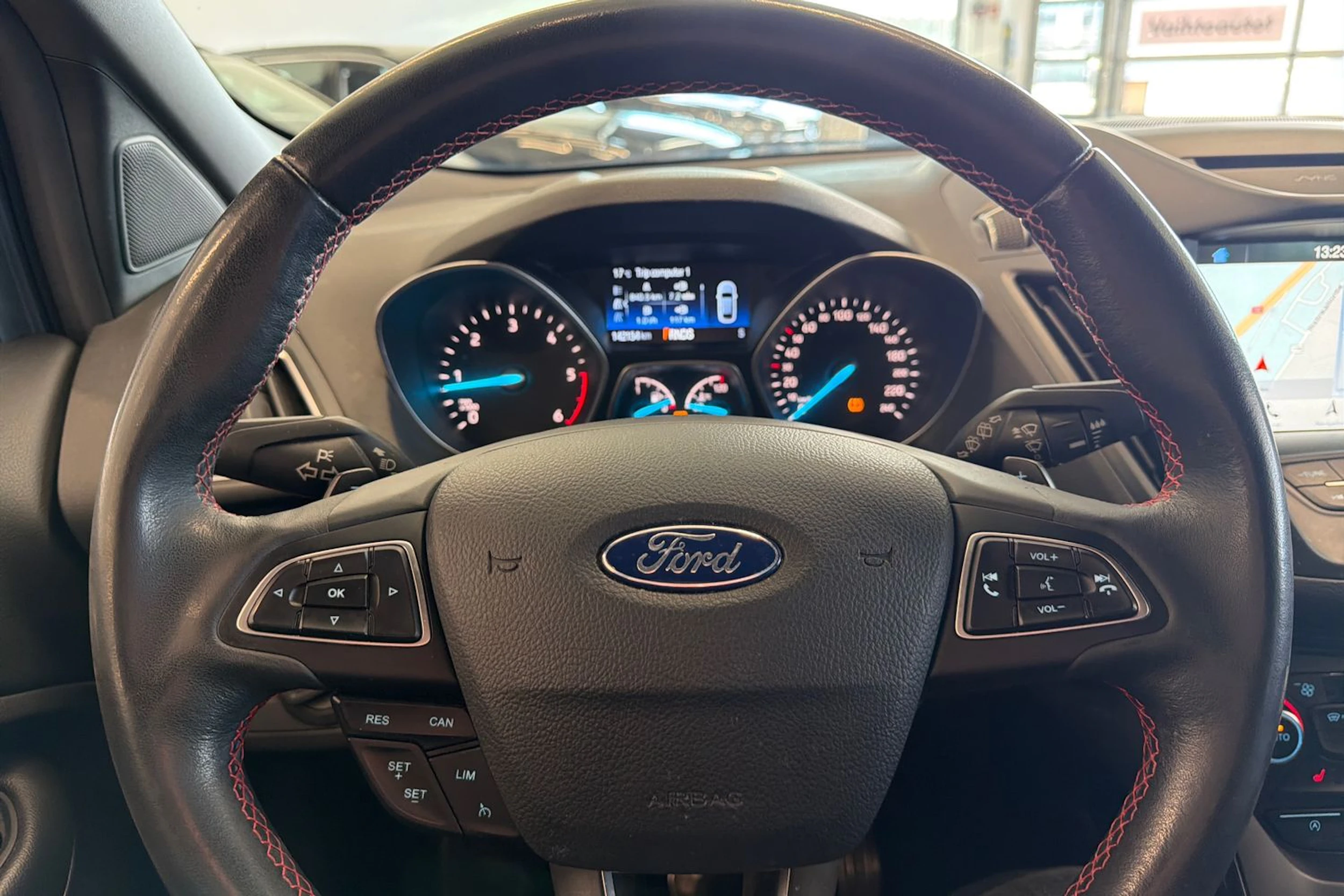 Sininen Ford Kuga 2018 kuva 17.
