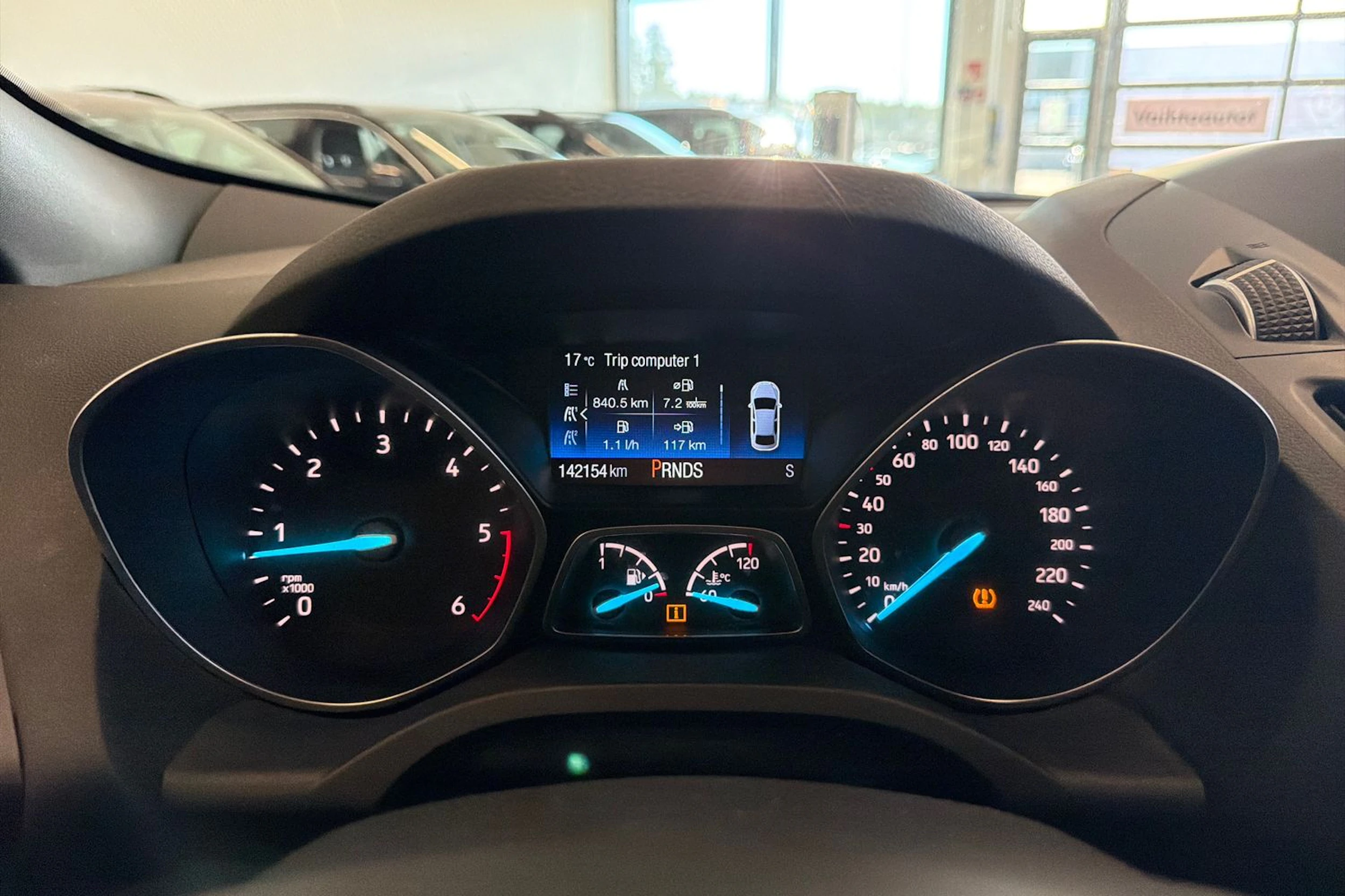 Sininen Ford Kuga 2018 kuva 18.