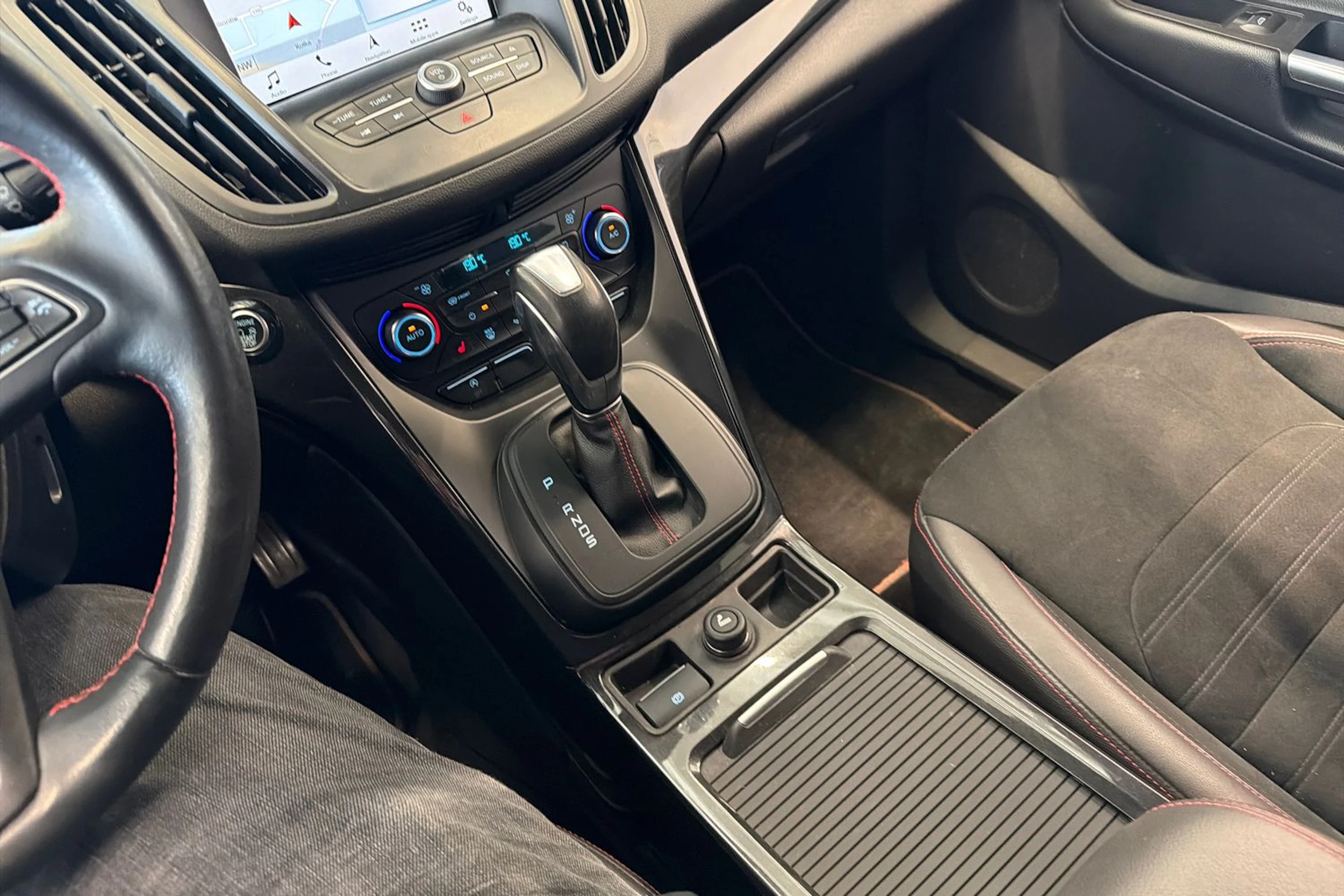 Sininen Ford Kuga 2018 kuva 25.