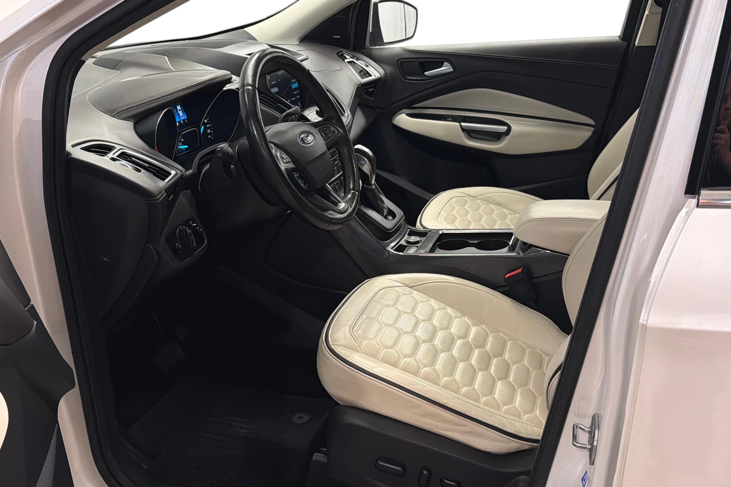 valkoinen Ford Kuga 2018 kuva 7.