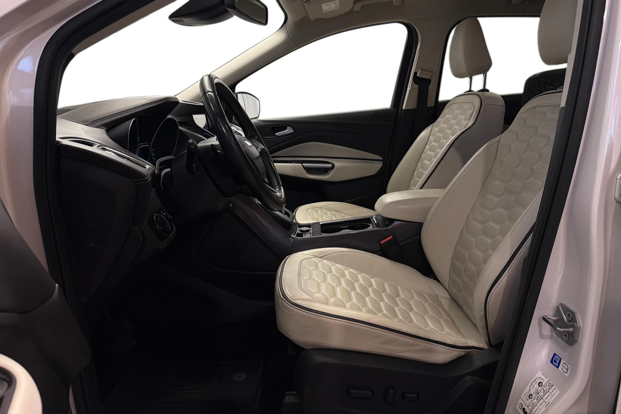 valkoinen Ford Kuga 2018 kuva 8.