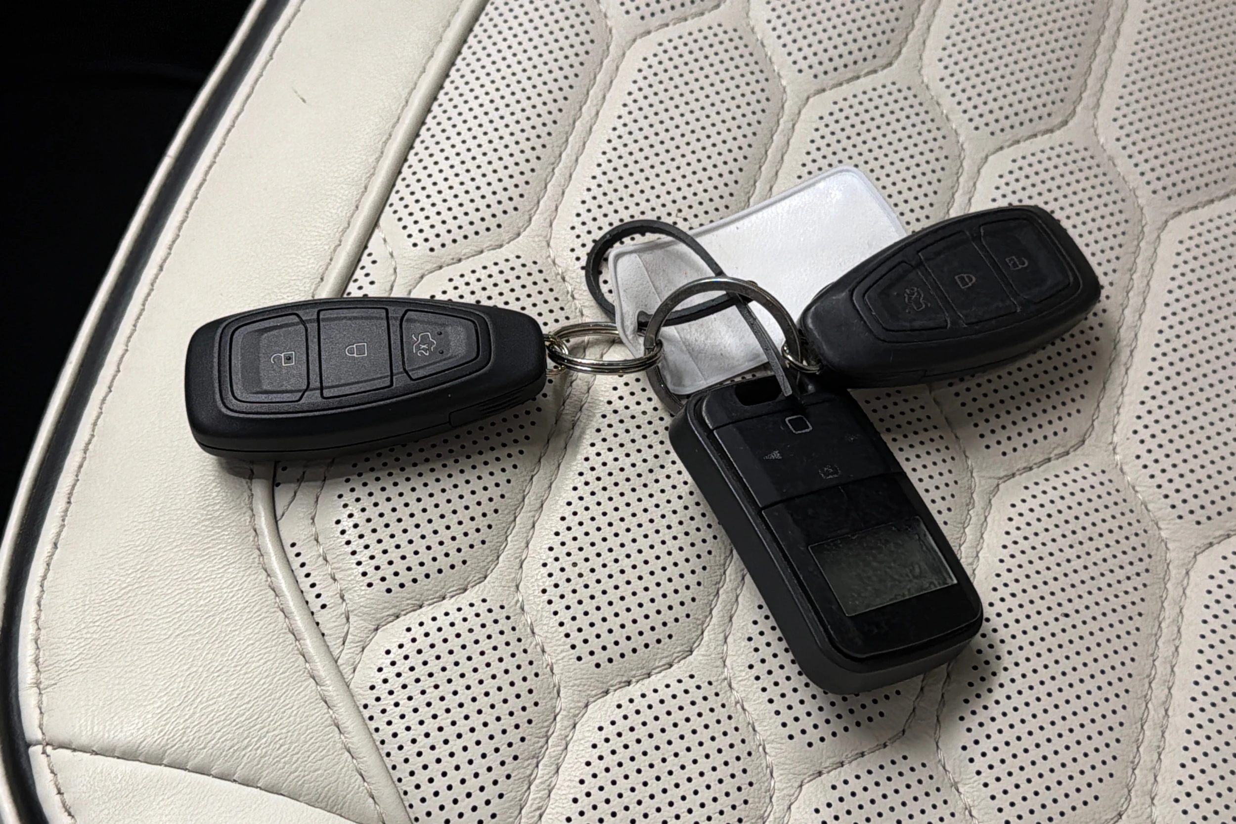 valkoinen Ford Kuga 2018 kuva 24.