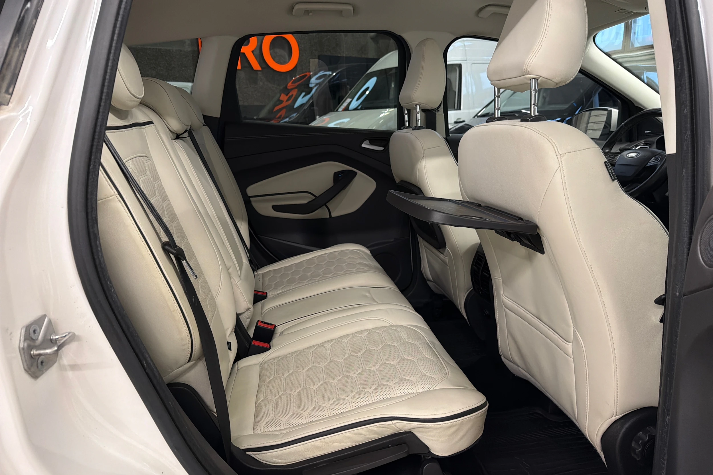 valkoinen Ford Kuga 2018 kuva 25.