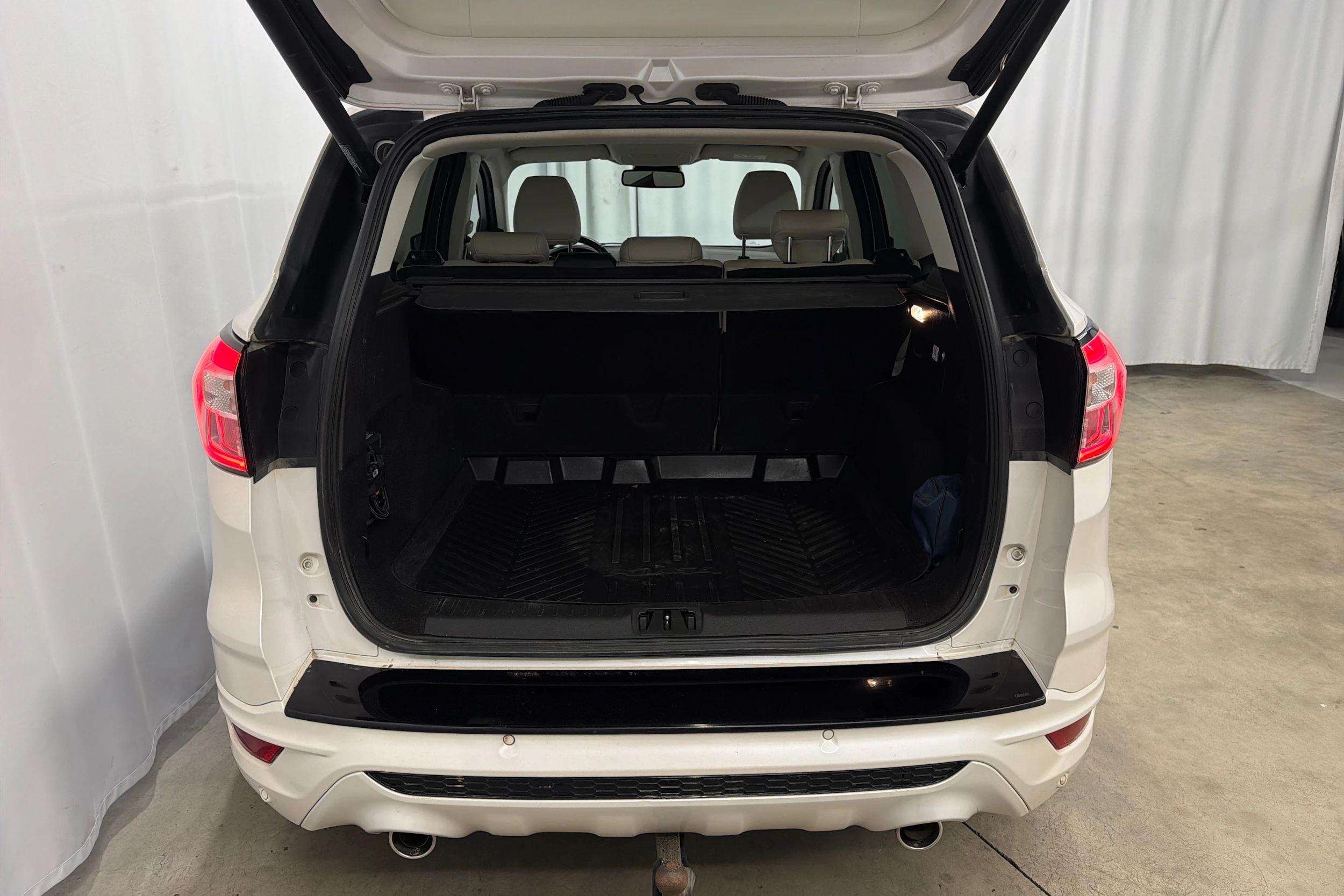 valkoinen Ford Kuga 2018 kuva 26.