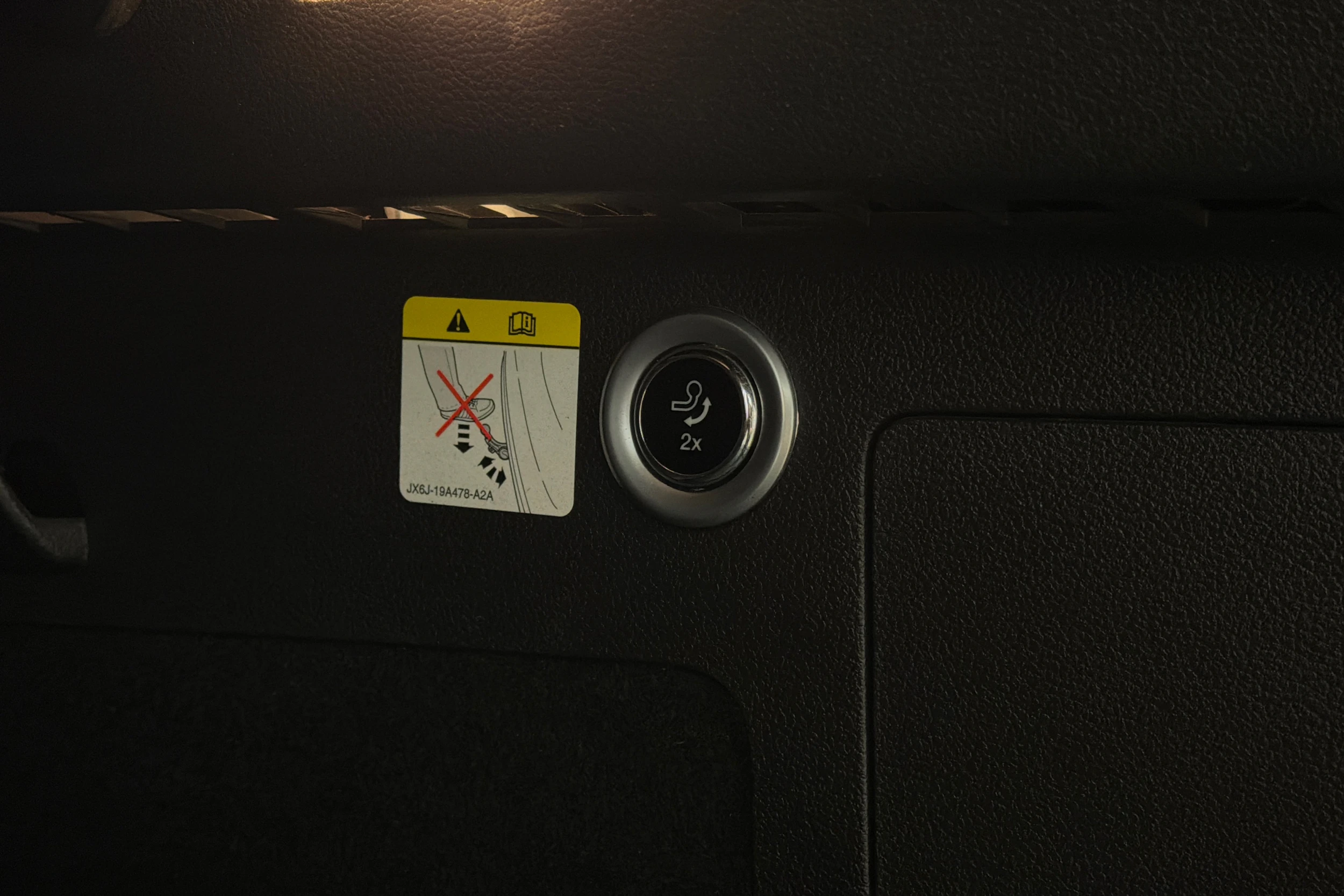 valkoinen Ford Kuga 2018 kuva 27.
