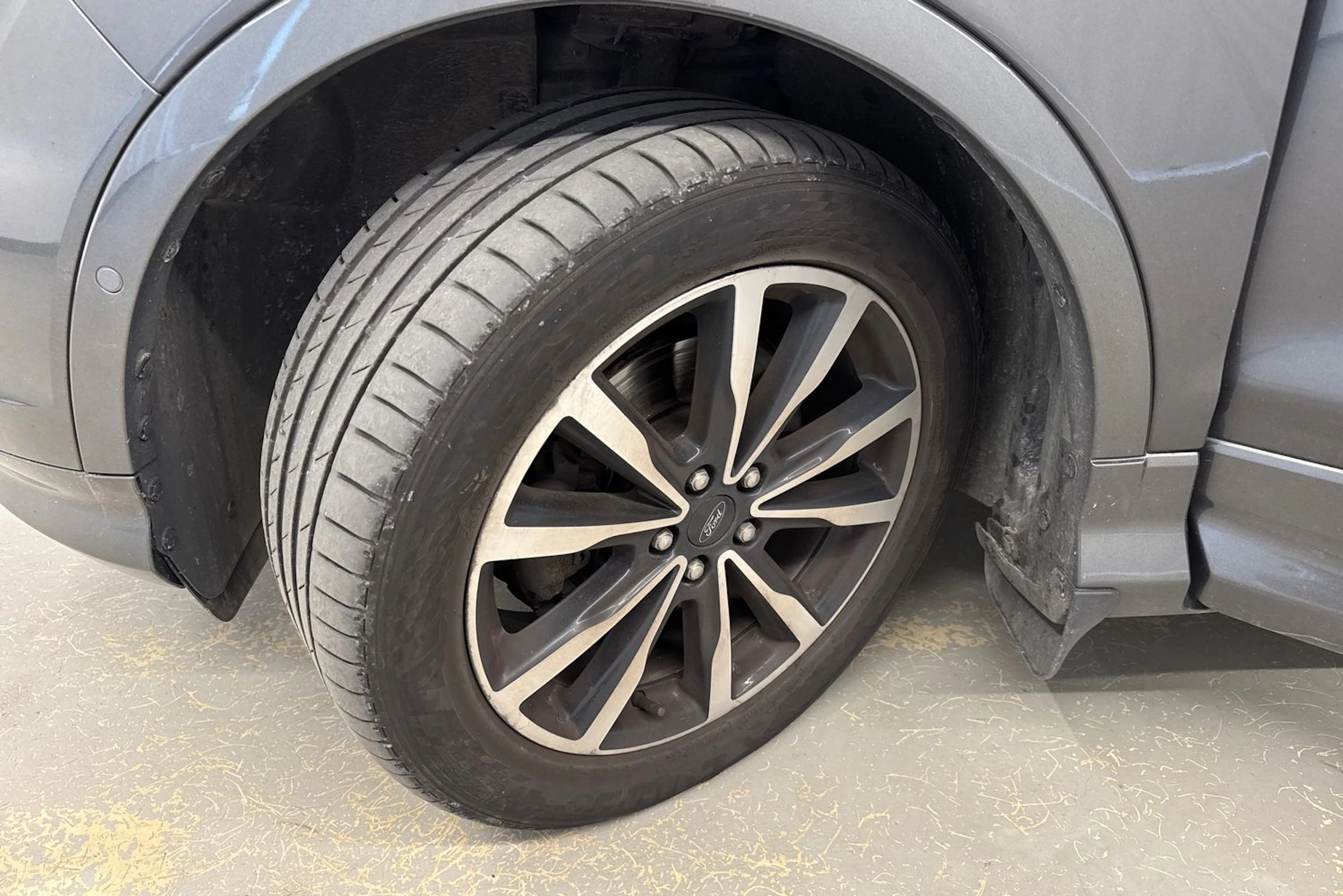 harmaa Ford Kuga 2018 kuva 4.