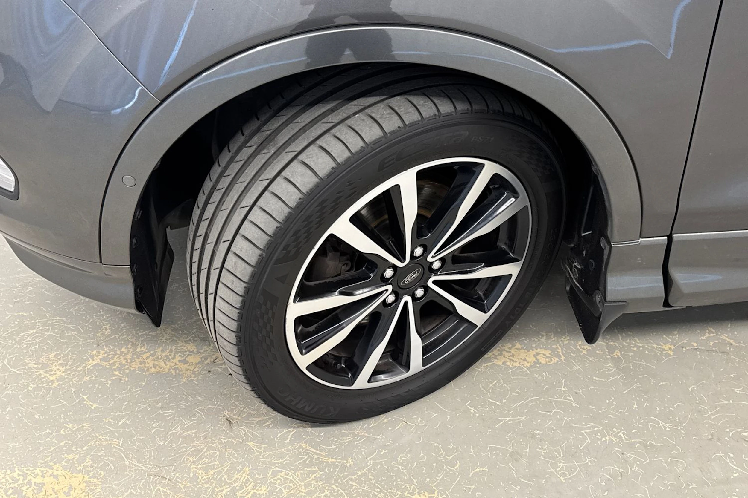 harmaa Ford Kuga 2018 kuva 10.