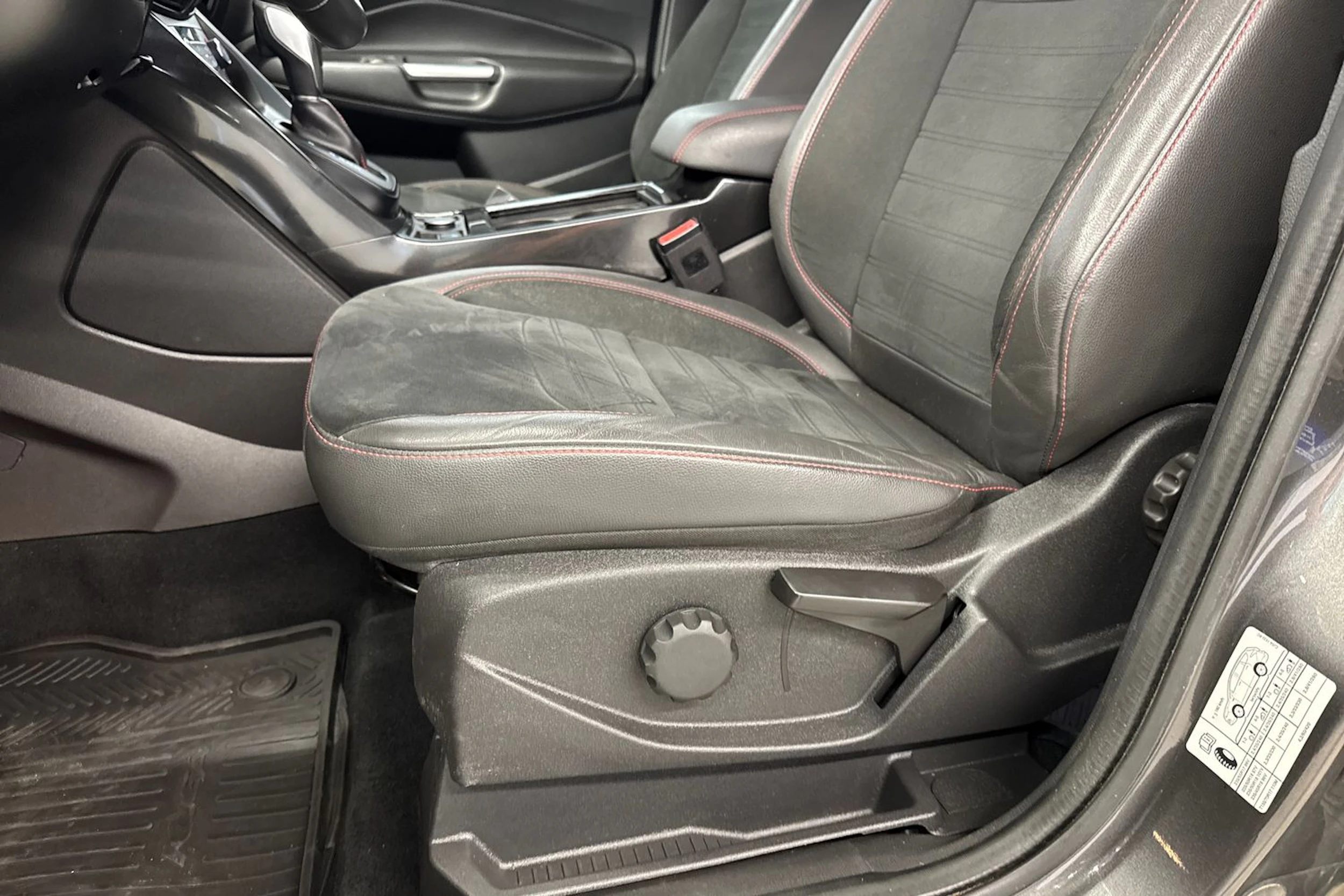 harmaa Ford Kuga 2018 kuva 15.