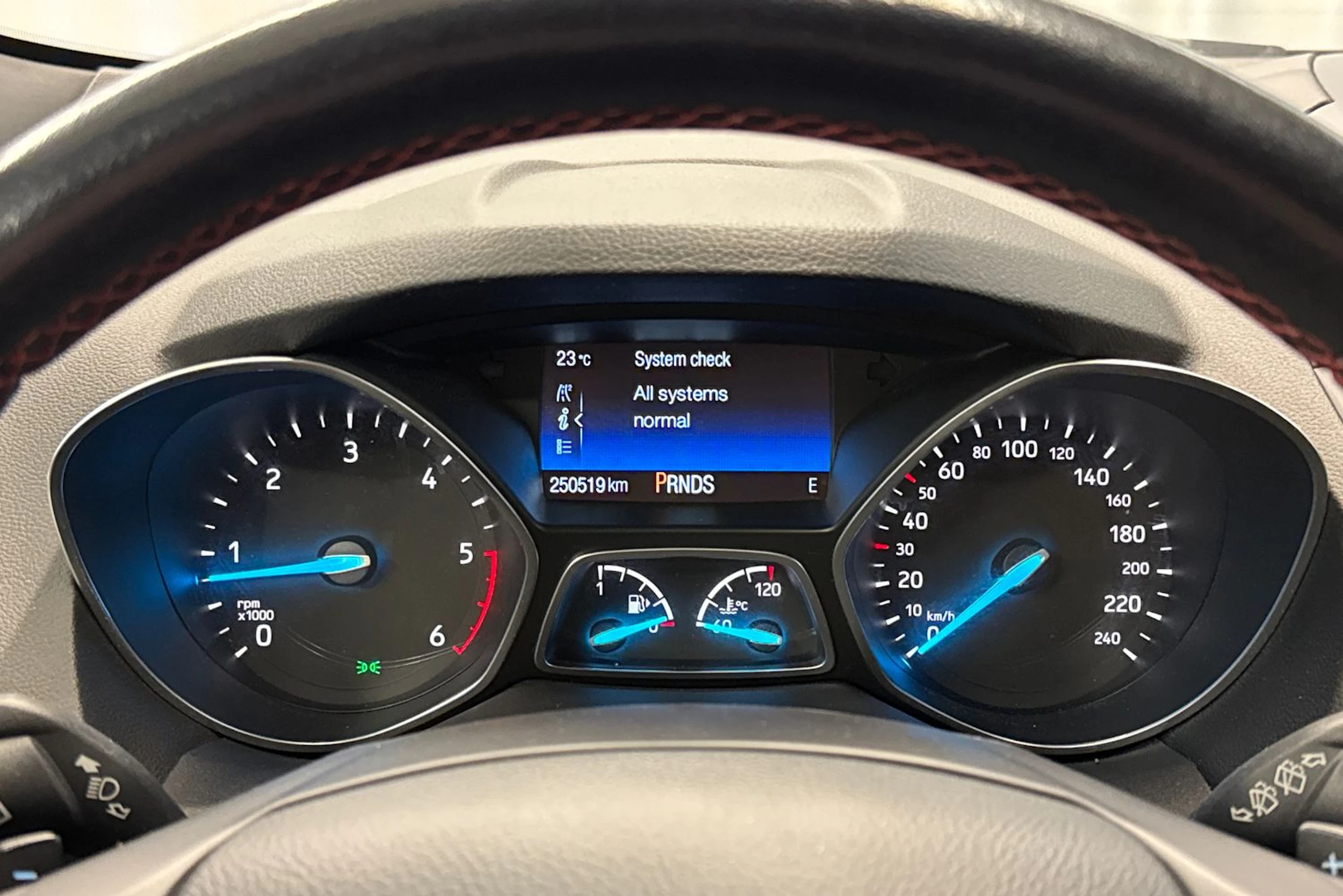 harmaa Ford Kuga 2018 kuva 16.