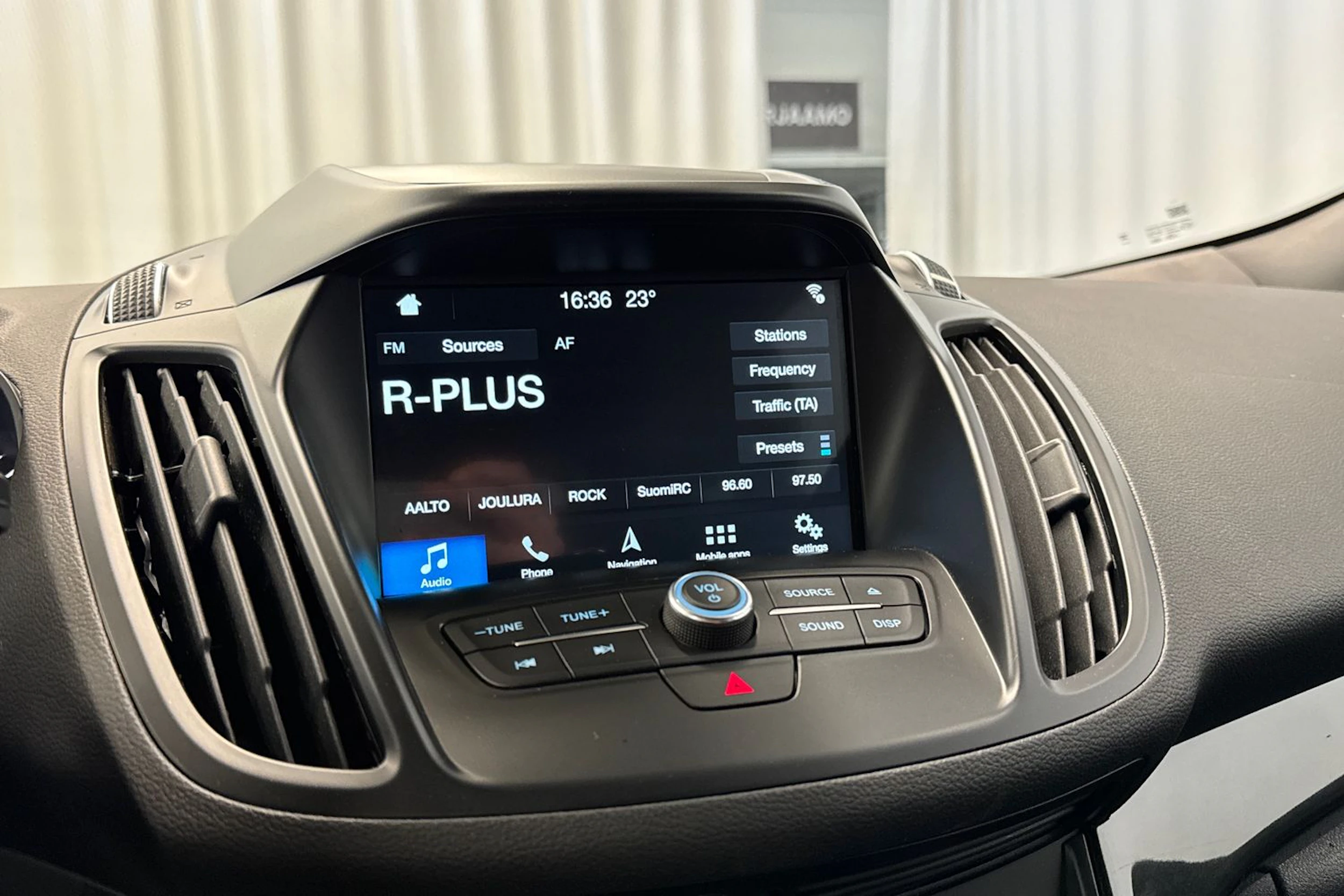 harmaa Ford Kuga 2018 kuva 17.