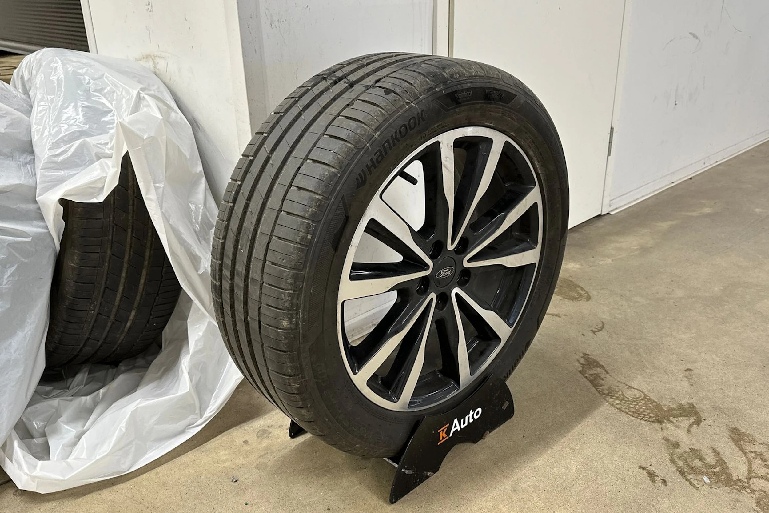 ruskea (beige) Ford Kuga 2018 kuva 13.