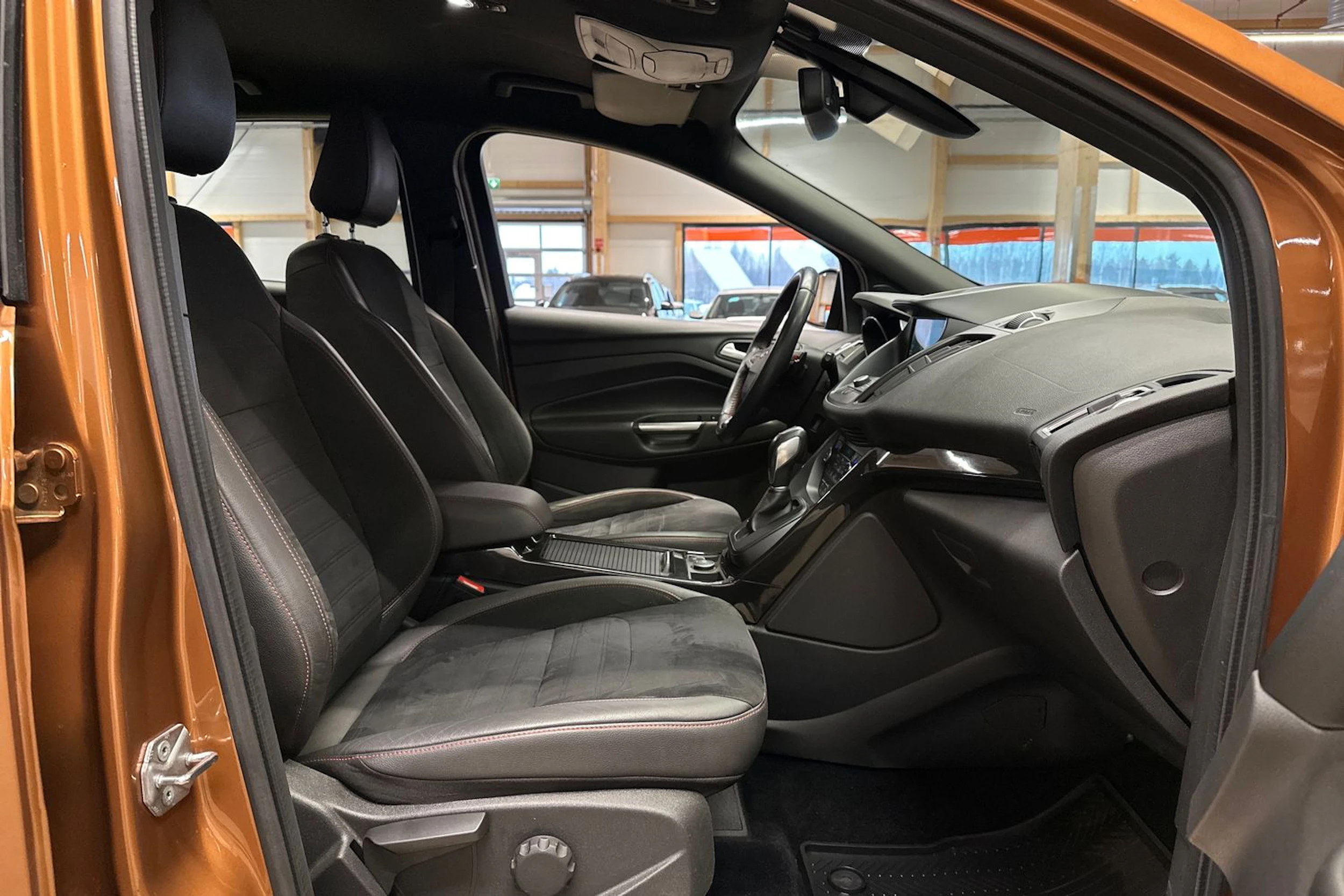 ruskea (beige) Ford Kuga 2018 kuva 14.