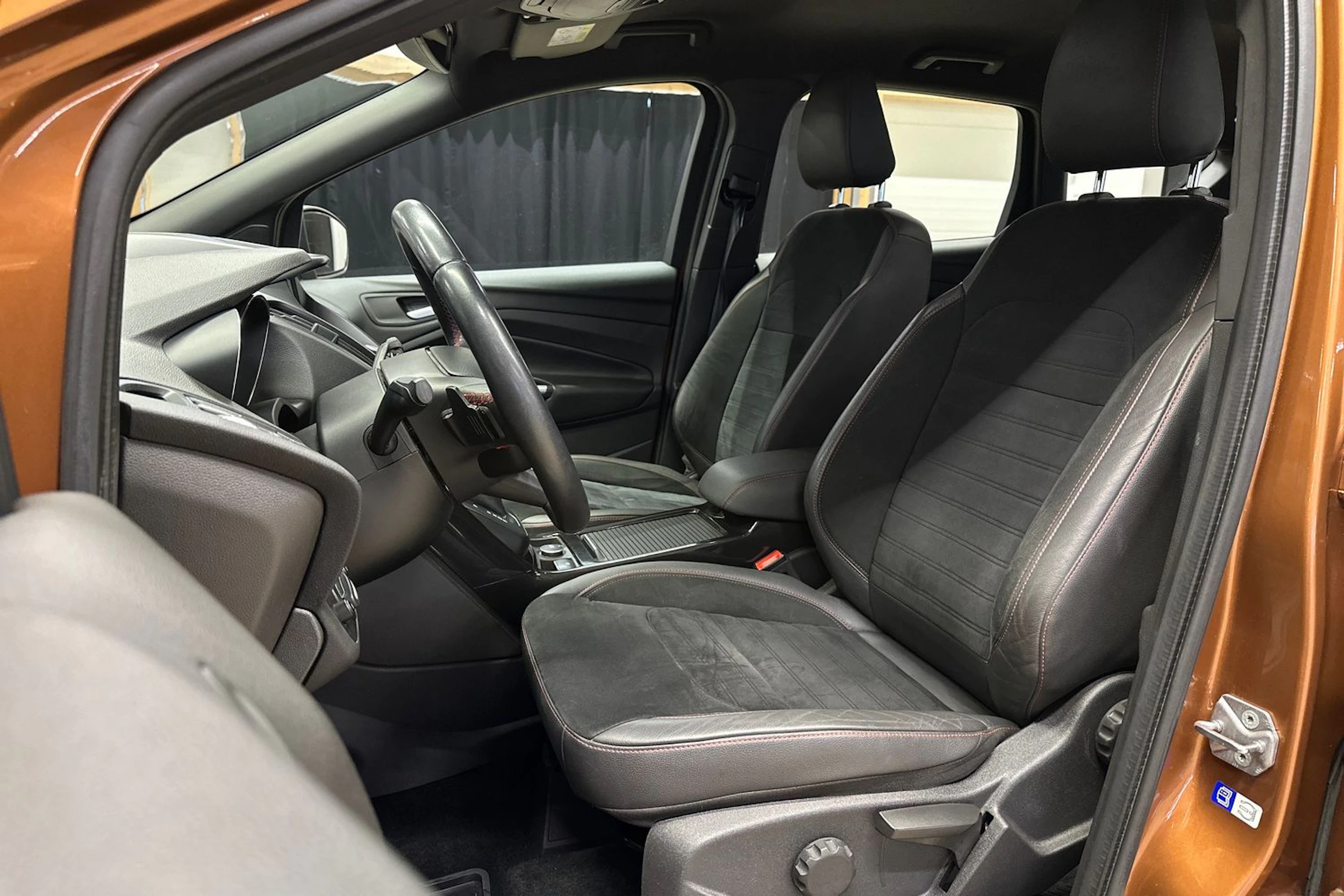 ruskea (beige) Ford Kuga 2018 kuva 15.
