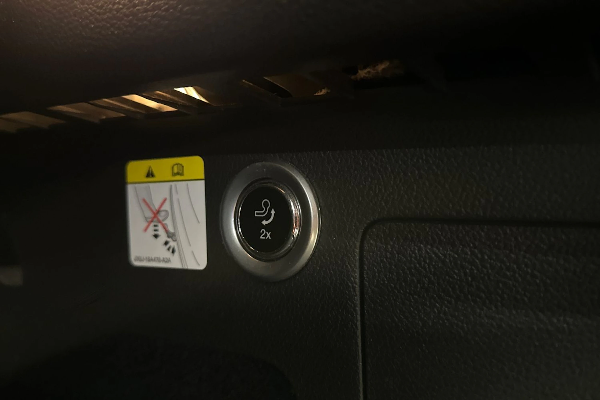 ruskea (beige) Ford Kuga 2018 kuva 28.